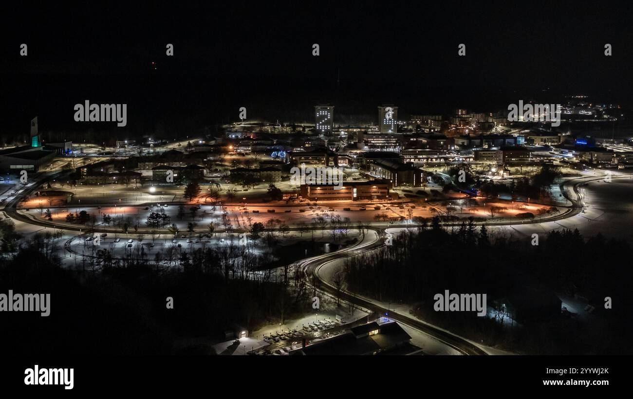 Ithaca, NY, USA - 21.12.2024: Luftbild der jährlichen Tradition des Ithaca College, die Wohntürme Ost und West mit den letzten zwei Zahlen zu beleuchten Stockfoto