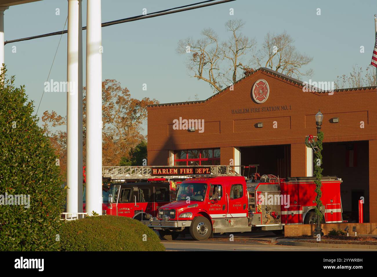 Redaktionelle Verwendung nur Wide View 19. Dezember 2024. Harlem, GA, USA. Feuerwehrhaus außen mit roten Feuerwehrfahrzeugen draußen. Sonnenschein am frühen Morgen mit blauem Himmel. Stockfoto