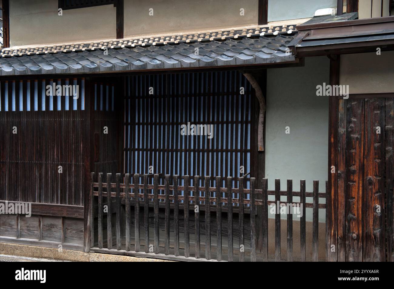 Alte historische traditionelle Omi-Kaufmannshäuser aus der Edo-Zeit entlang der Shinmachi-dori-Straße in Omihachiman, Shiga, Japan. Stockfoto