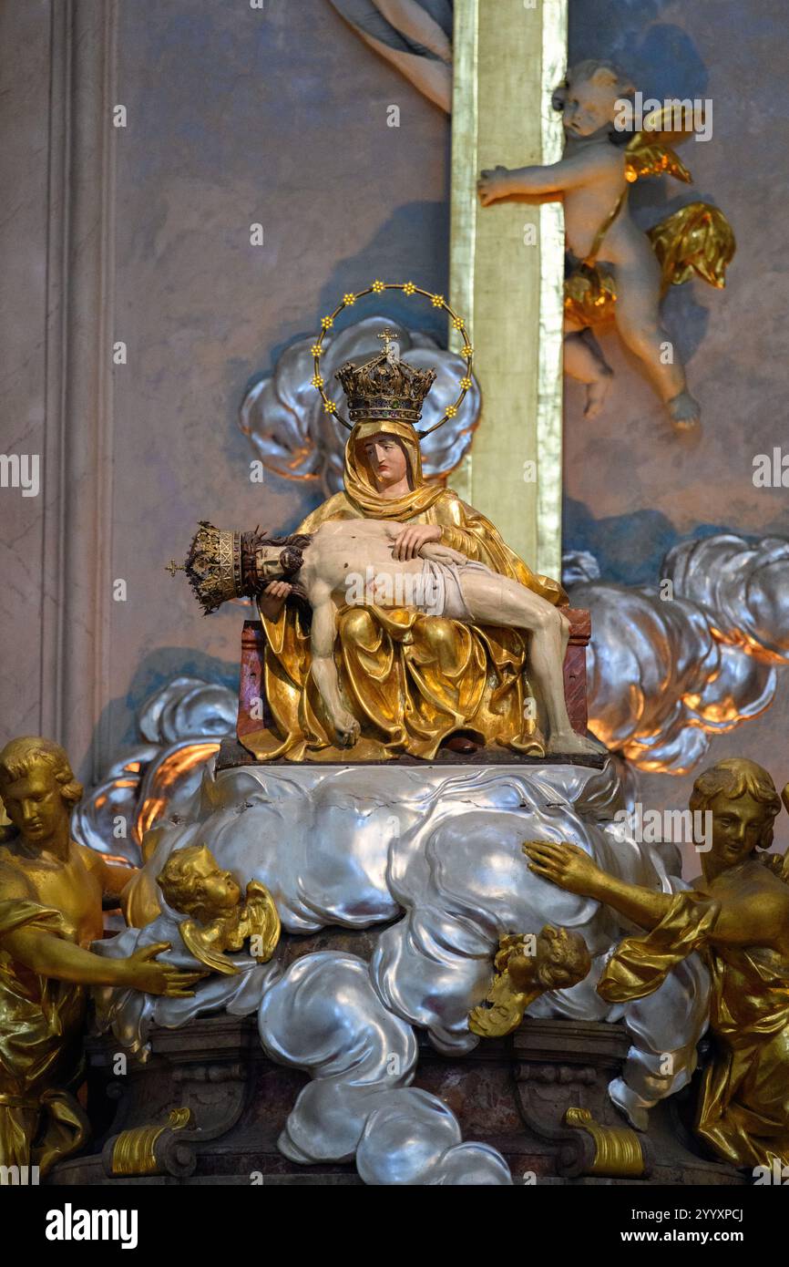 Unsere Lieben Frau von Leid. Eine Statue auf dem Hauptaltar der Basilika unserer Lieben Frau von Leid (dem Nationalheiligtum) in Šaštín-Stráže, Slowakei. Stockfoto