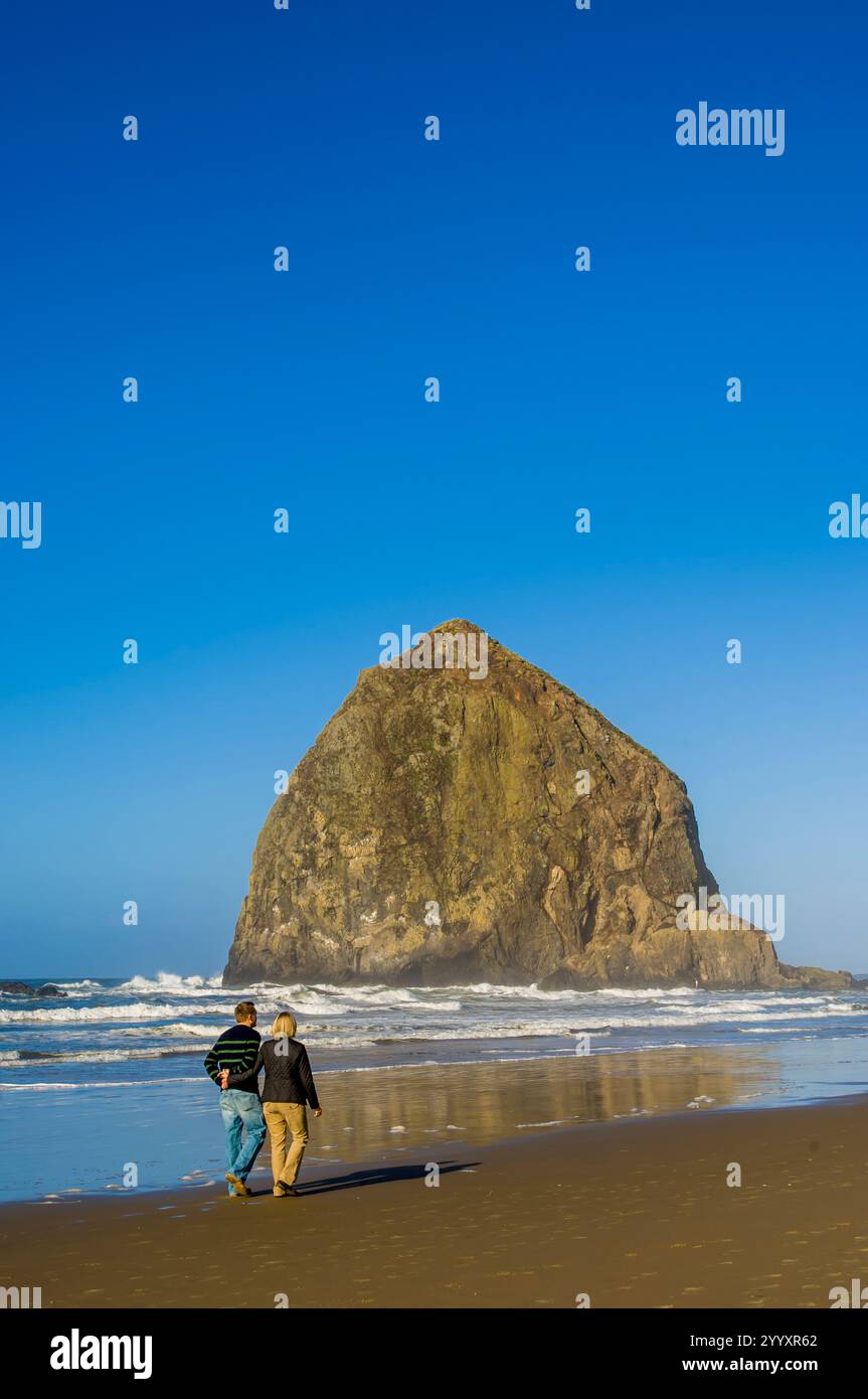 Strandbesucher am Cannon Beach und Haystack Rock, Cannon Beach, Oregon. Stockfoto