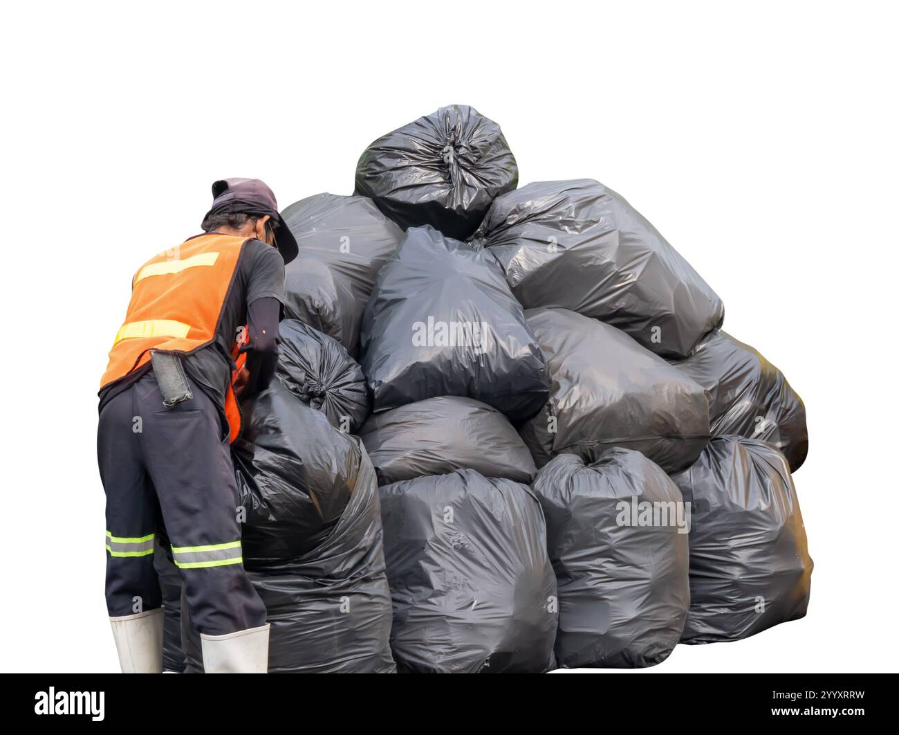 Müllarbeiter oder Müllsammler, der Müll in schwarzen Plastiktüten in einem riesigen Stapel sammelt, sind auf weißem Hintergrund mit Beschneidungspfad isoliert. Stockfoto