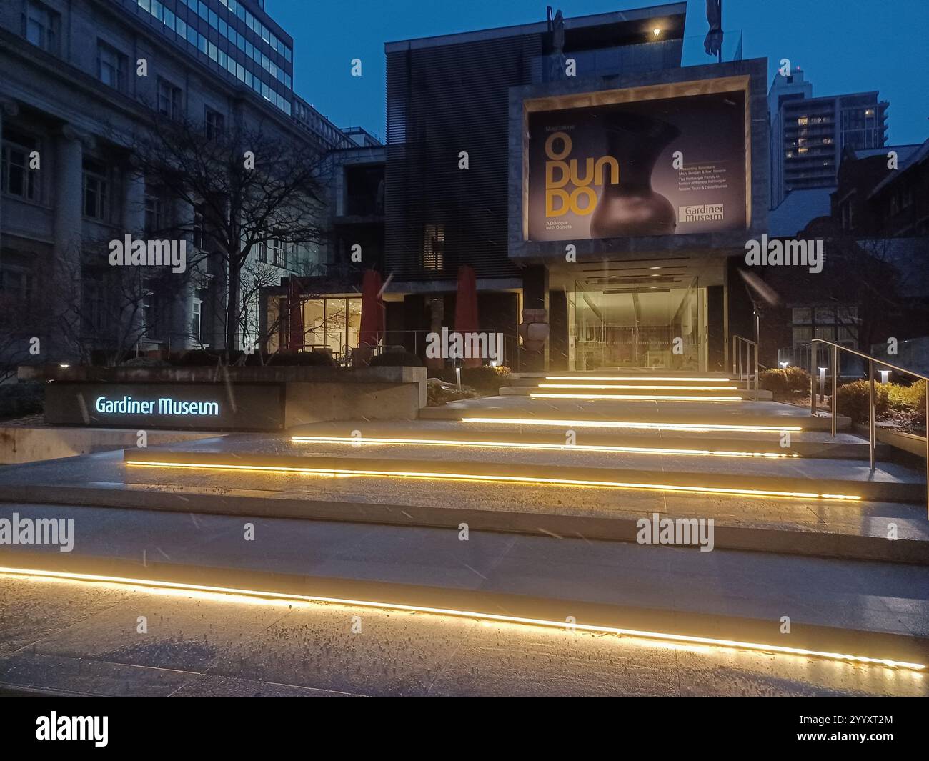 Toronto, ON, Kanada – 30. August 2023: Blick auf das Schild des Gardiner Museums in der Innenstadt von Toronto Stockfoto