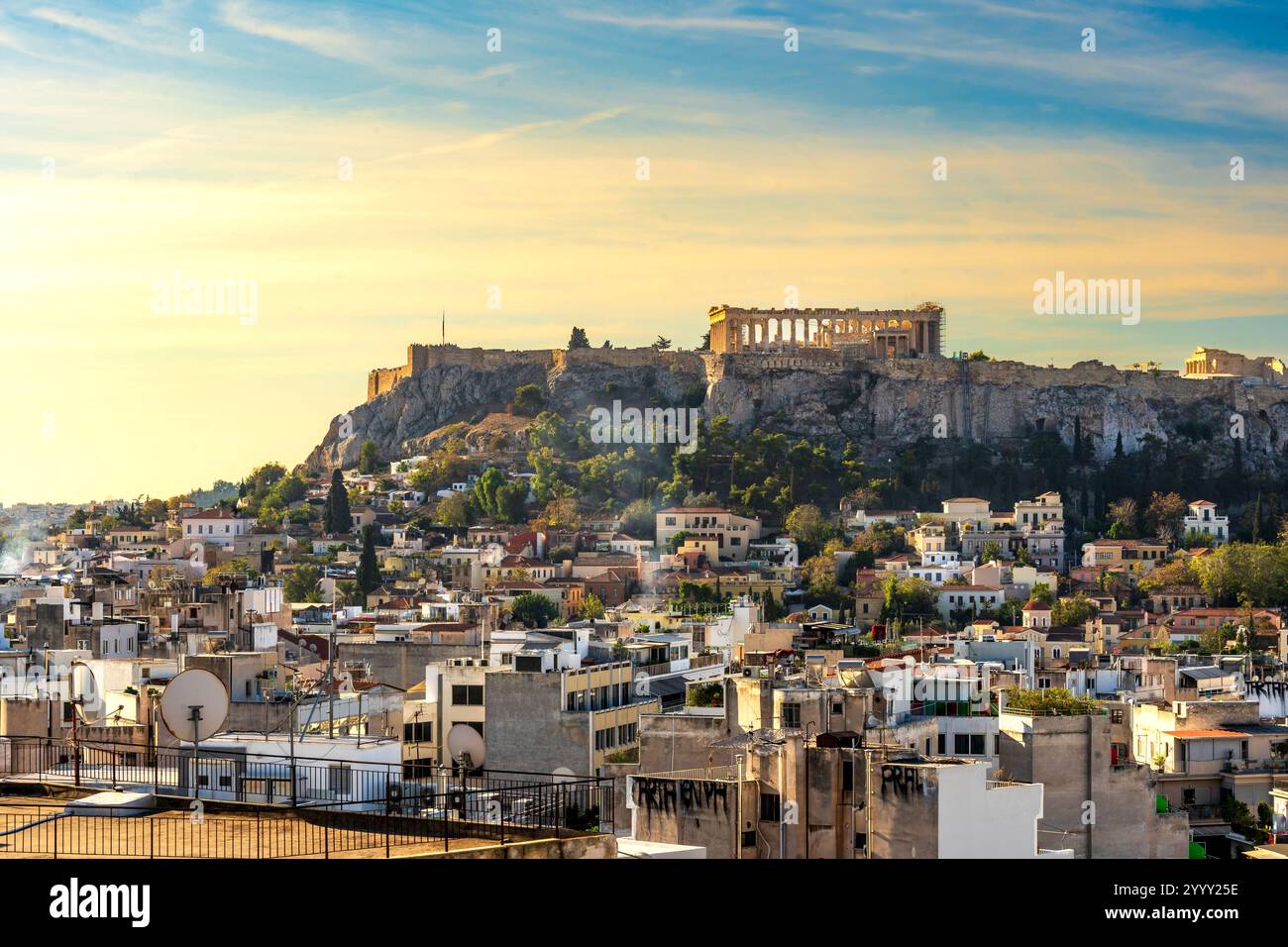 Athen, Attika - GR - 27. Okt. 2024 Sonnenaufgang über der Akropolis von Athen, eine alte Zitadelle mit berühmten Ruinen wie dem Parthenon, mit Blick auf das Stockfoto