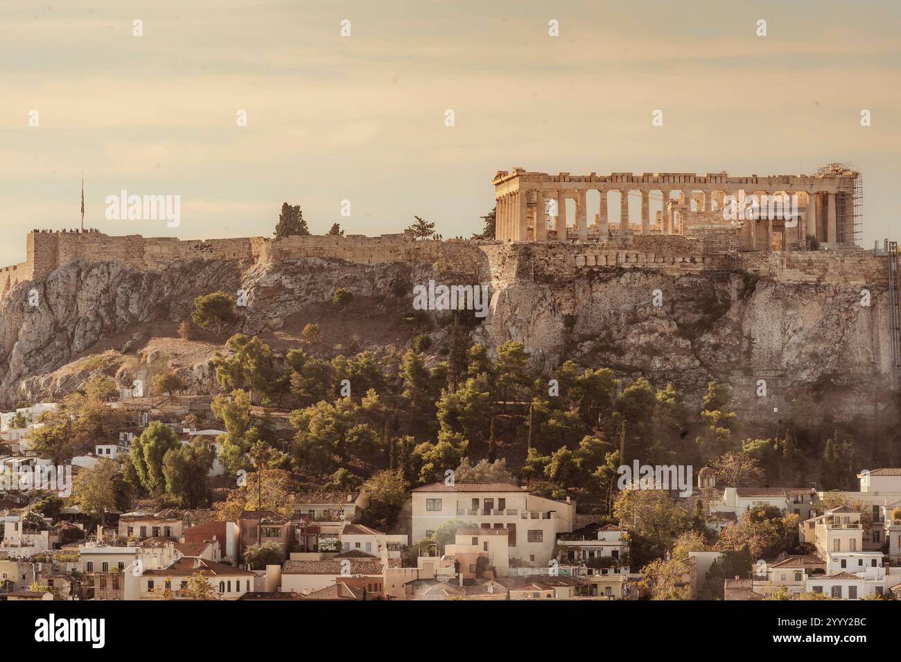 Athen, Attika - GR - 27. Okt. 2024 Sonnenaufgang über der Akropolis von Athen, eine alte Zitadelle mit berühmten Ruinen wie dem Parthenon, mit Blick auf das Stockfoto