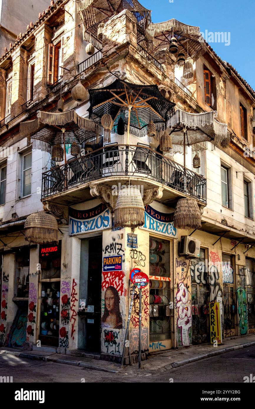 Athen, Attika - GR - 27. Okt 2024 George Trezos: Ein Bar-Restaurant-Möbelgeschäft in Athen, Griechenland, mit vielseitigem Dekor, Vintage-Charme und V Stockfoto