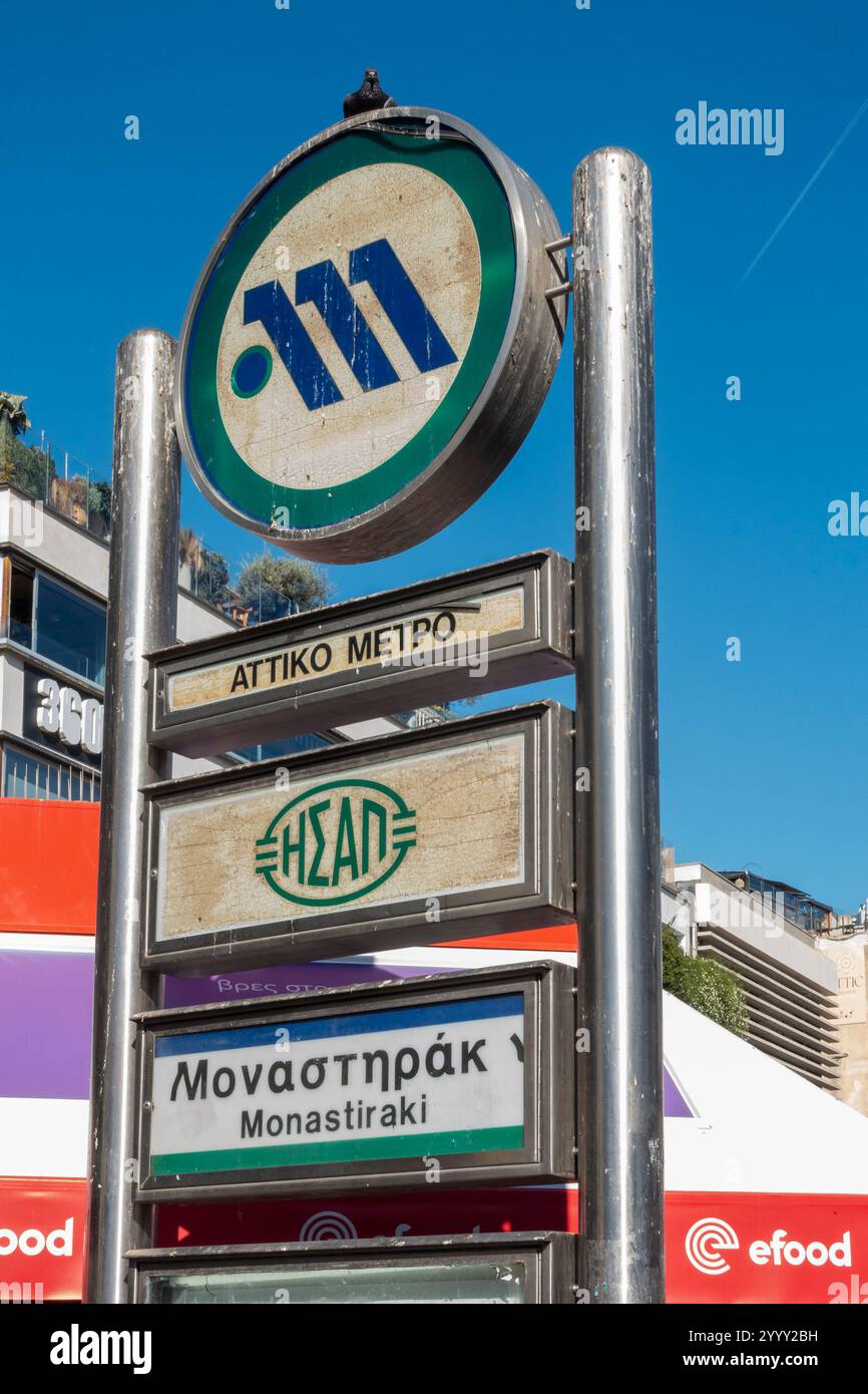 Athen, Attika - GR - 27. Oktober 2024 Schilder für die U-Bahn-Station Monastiraki in Athen, Griechenland, mit Logos der U-Bahn Attiko und ISAP unter einem klaren bl Stockfoto