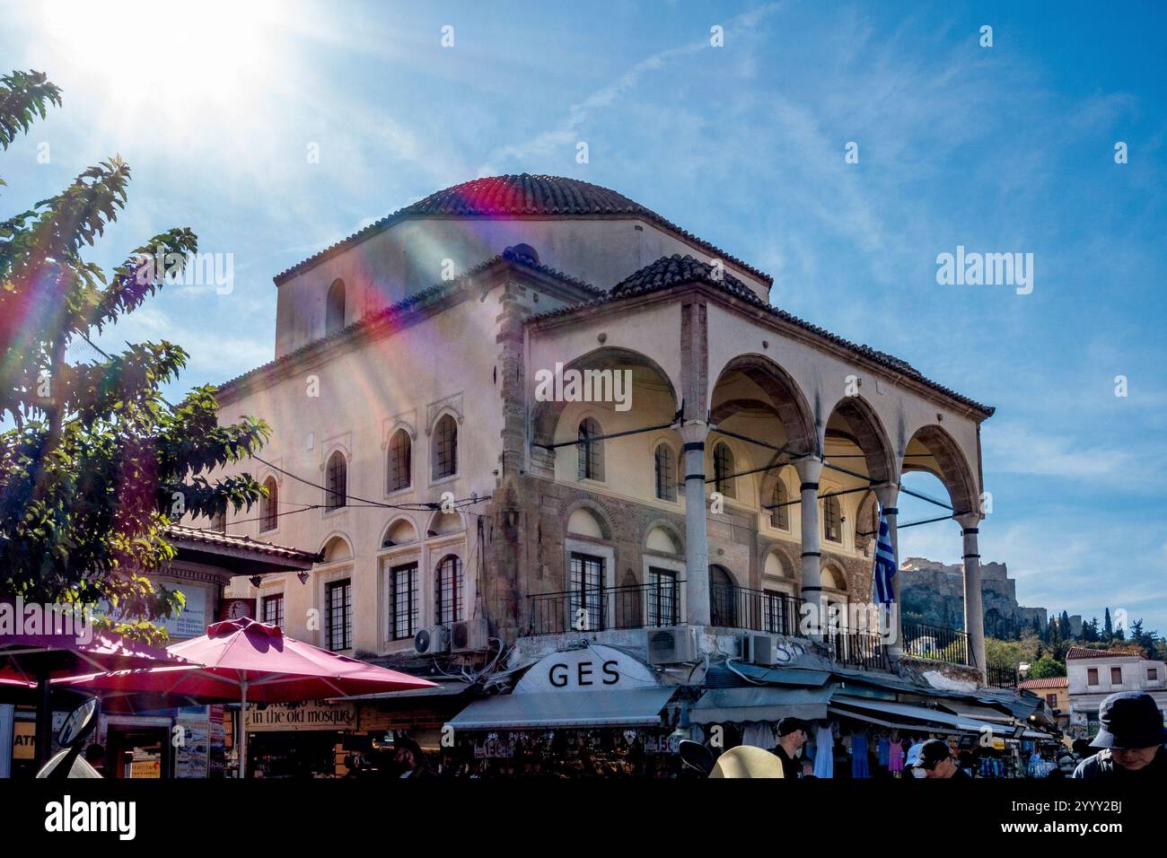 Athen, Attika - GR - 27. Okt. 2024 die Tzistarakis-Moschee auf dem Monastiraki-Platz in Athen steht im Sonnenlicht und zeigt ihre osmanische Ära Stockfoto