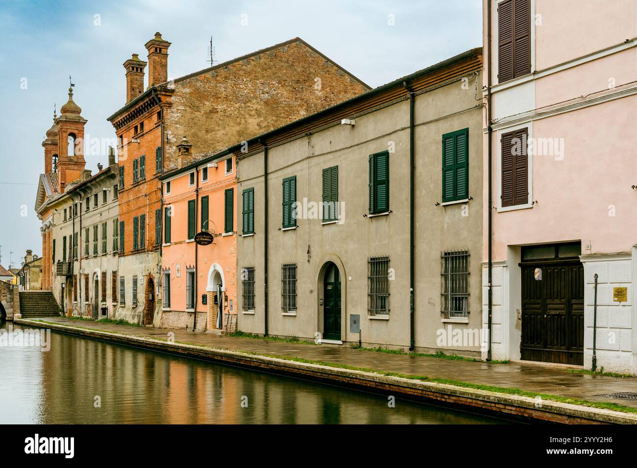 Comacchio, Ferrara – IT – 16. Oktober 2024 dieser Kanal in Comacchio ist gesäumt von farbenfrohen historischen Häusern und ruhigen Gewässern und verkörpert den Charme Italiens Stockfoto