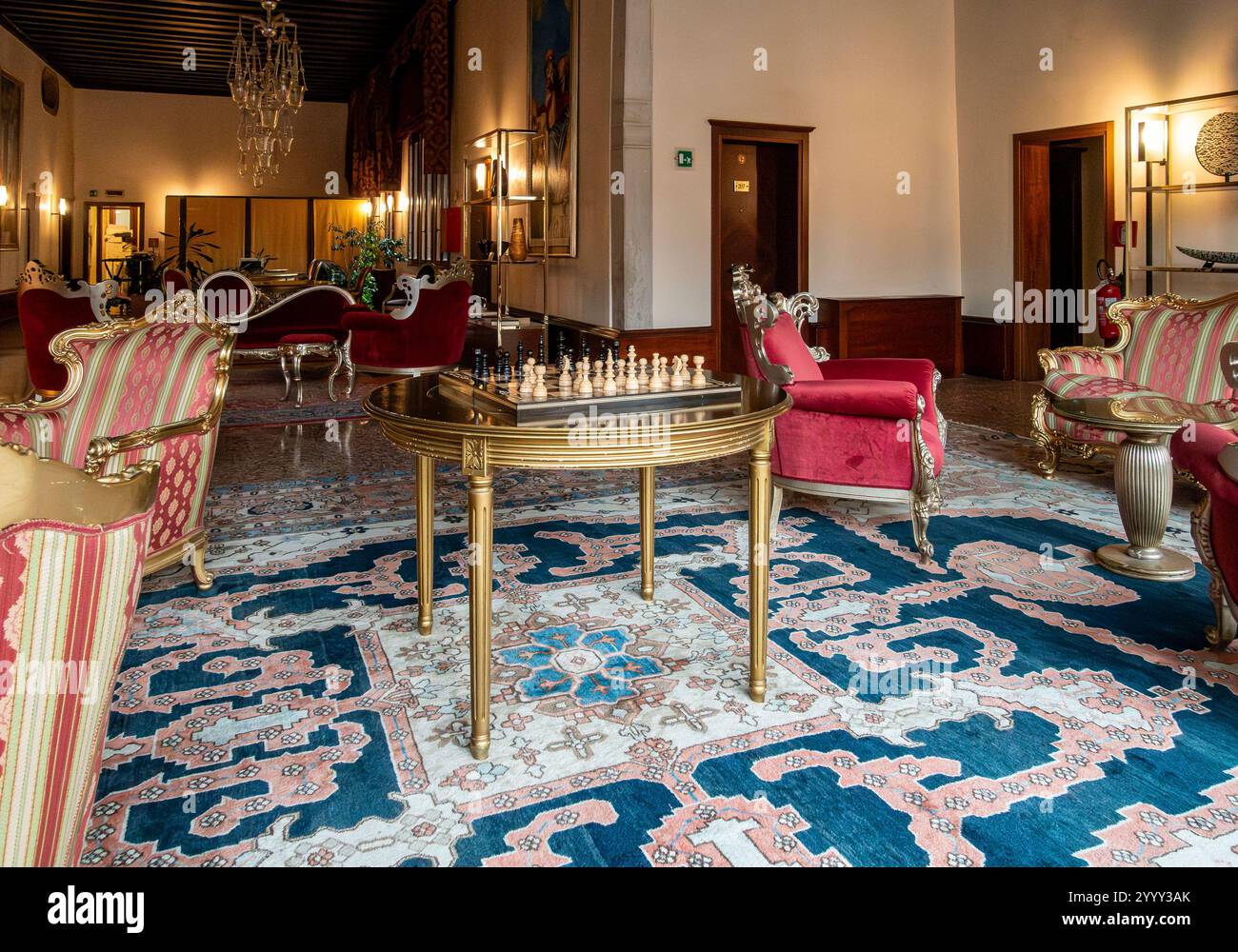 Venedig, Vento – IT – 13. Oktober 2024 das Liassidi Palace Hotel verfügt über luxuriöse rote Samtsitze, kunstvoll verzierte Goldakzente und einen Tisch mit Tisch Stockfoto