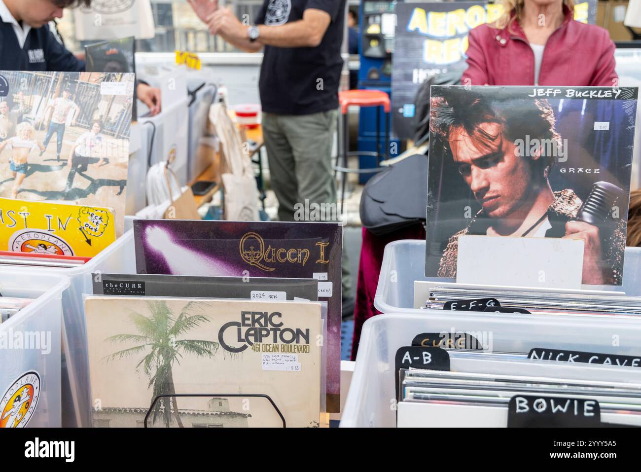 Schallplatten zum Verkauf, Bowie, Queen, Eric Clapton, Jeff Buckley Alben zum Verkauf Salamanca Market, Hobart, Tasmania, Australien Stockfoto