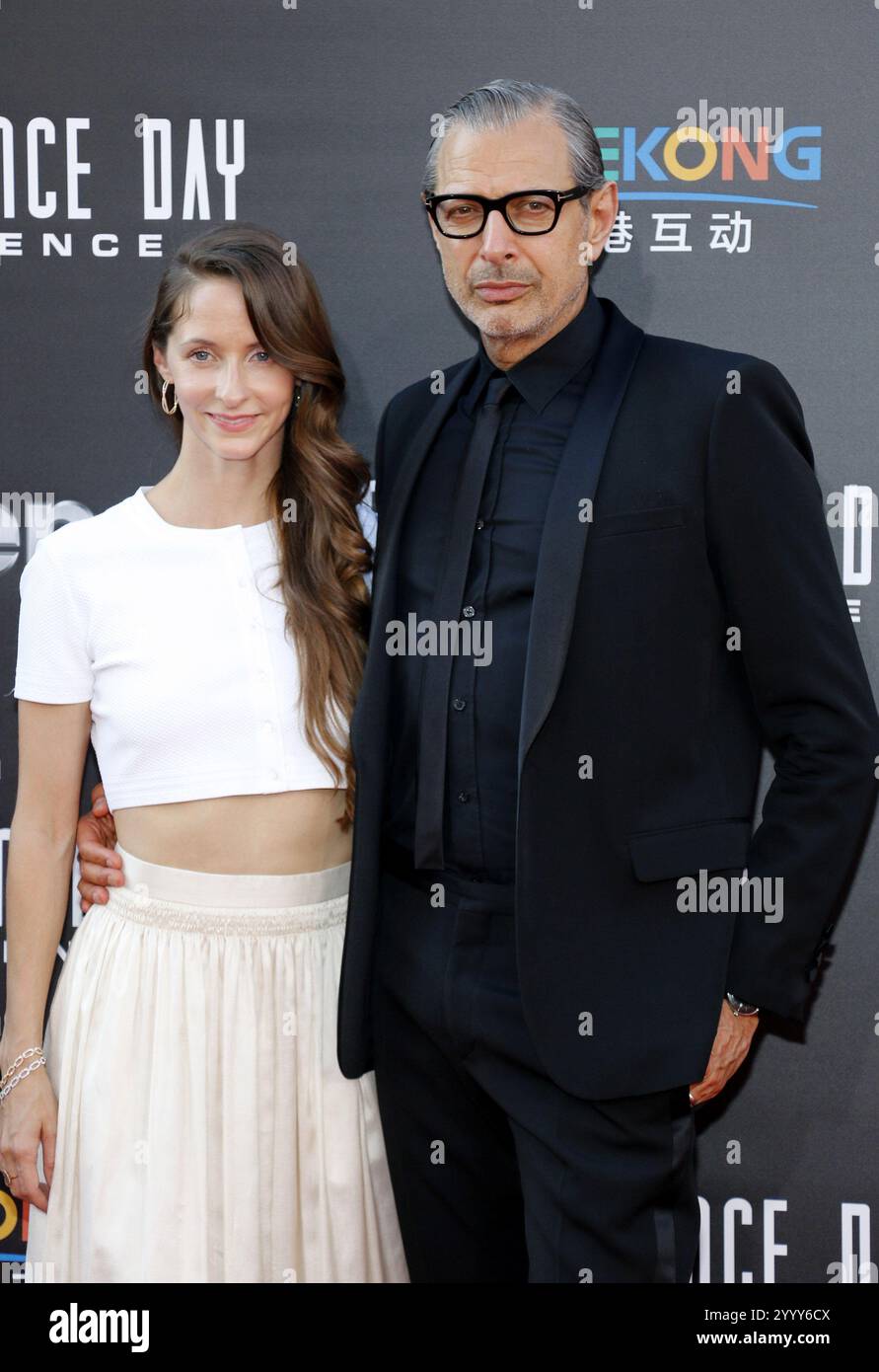 Jeff Goldblum und Emilie Livingston bei der Premiere von „Independence Day: Resurgence“ in Los Angeles am 20. Juni 2016 im TCL Chinese Theatre in Hollywood, USA. Stockfoto