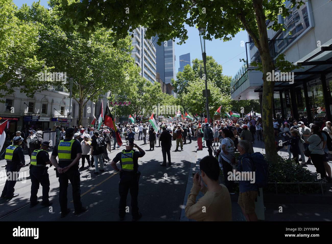 Melbourne, Victoria, Australien. Dezember 2024. Hunderte von Menschen protestieren in Melbourne gegen den Völkermord in Palästina und die Mittäterschaft der australischen Regierung in Solidarität mit den Palästinensern. Free Palestine Melbourne lehnt neue Anti-Protest-Gesetze und den Justice Legislation Amendment der viktorianischen Regierung (Anti-Folification and Social Cohesion Bill 2024) ab, um demokratische und bürgerliche Rechte zu verletzen. (Kreditbild: © Rana Sajid Hussain/Pacific Press via ZUMA Press Wire) NUR REDAKTIONELLE VERWENDUNG! Nicht für kommerzielle ZWECKE! Stockfoto