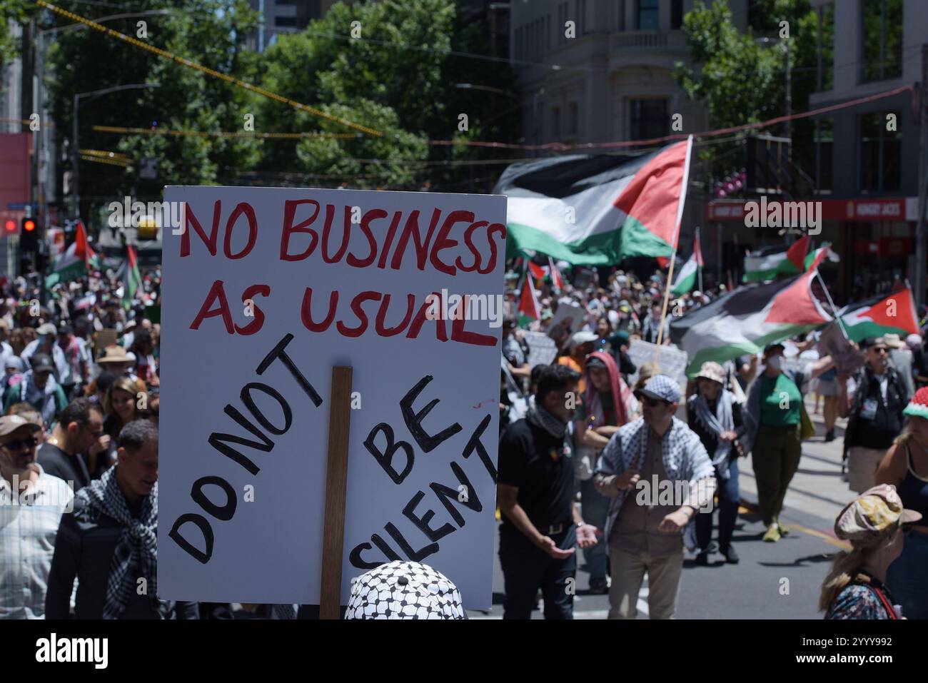 Melbourne, Victoria, Australien. Dezember 2024. Hunderte von Menschen protestieren in Melbourne gegen den Völkermord in Palästina und die Mittäterschaft der australischen Regierung in Solidarität mit den Palästinensern. Free Palestine Melbourne lehnt neue Anti-Protest-Gesetze und den Justice Legislation Amendment der viktorianischen Regierung (Anti-Folification and Social Cohesion Bill 2024) ab, um demokratische und bürgerliche Rechte zu verletzen. (Kreditbild: © Rana Sajid Hussain/Pacific Press via ZUMA Press Wire) NUR REDAKTIONELLE VERWENDUNG! Nicht für kommerzielle ZWECKE! Stockfoto