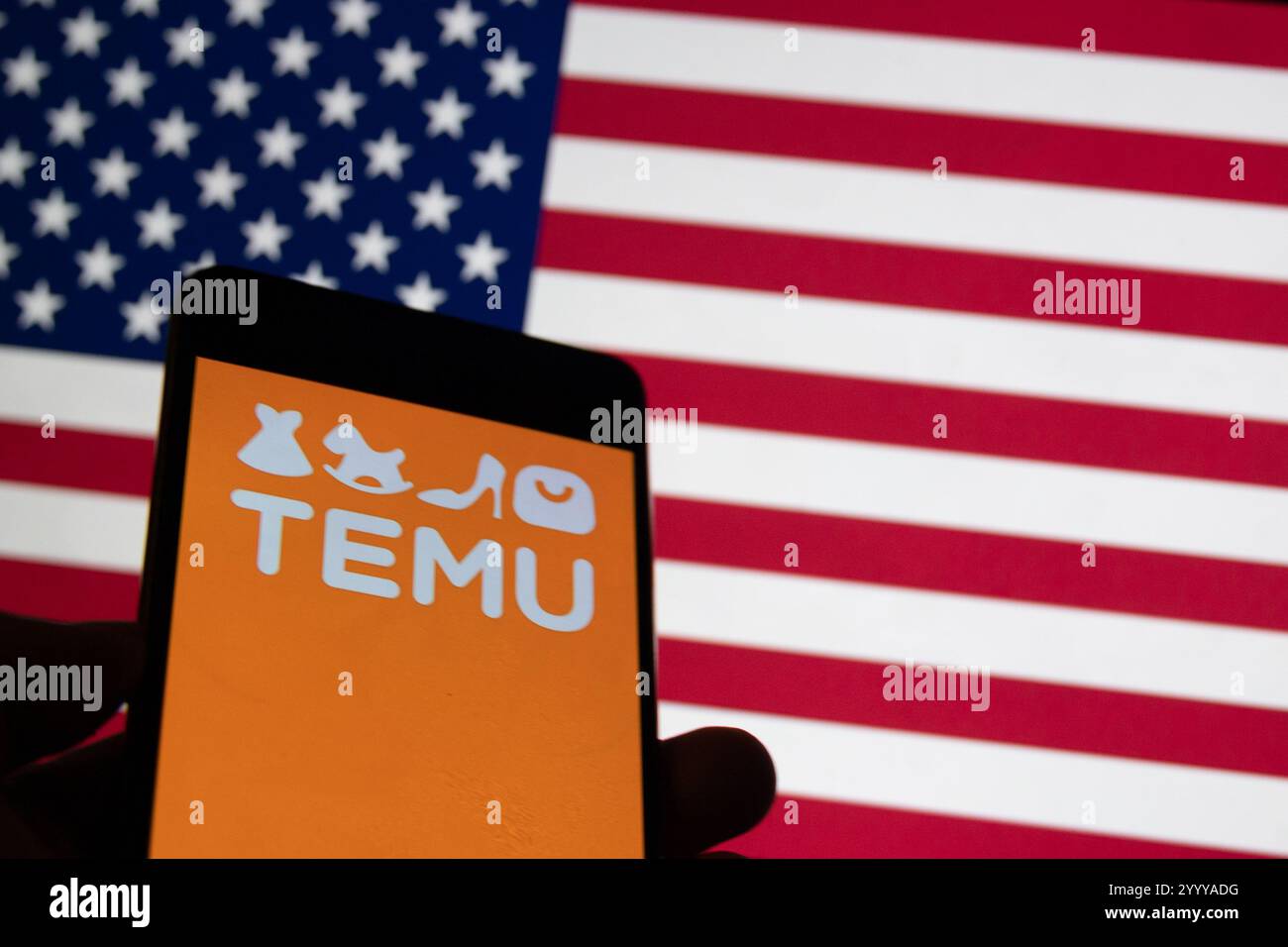Dänemark. Dezember 2024. In dieser Fotoabbildung wird ein Temu-Logo auf einem Smartphone mit einer Flagge von Amerika/USA im Hintergrund angezeigt. Temu hat sich in den USA gegen Amazon und Shein durchgesetzt. (Foto von Kristian Tuxen Ladegaard Berg/SOPA Images/SIPA USA) *** ausschließlich für redaktionelle Nachrichten *** Credit: SIPA USA/Alamy Live News Stockfoto