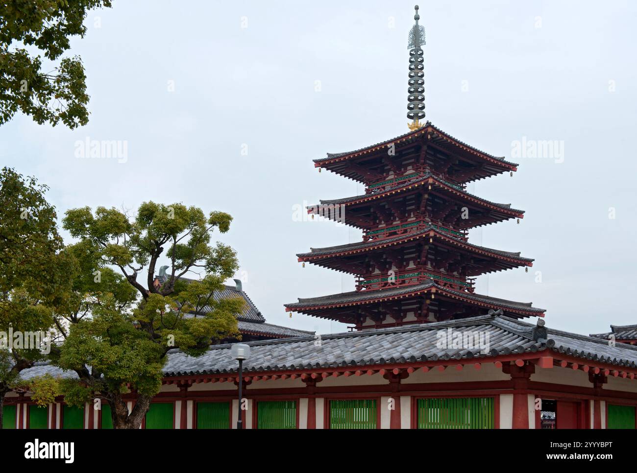 Der Shitennoji-Tempel, der erste buddhistische und älteste offiziell verwaltete Tempel Japans, mit einer 5-stöckigen Pagode, befindet sich im Tennoji-Bezirk von Osaka. Stockfoto