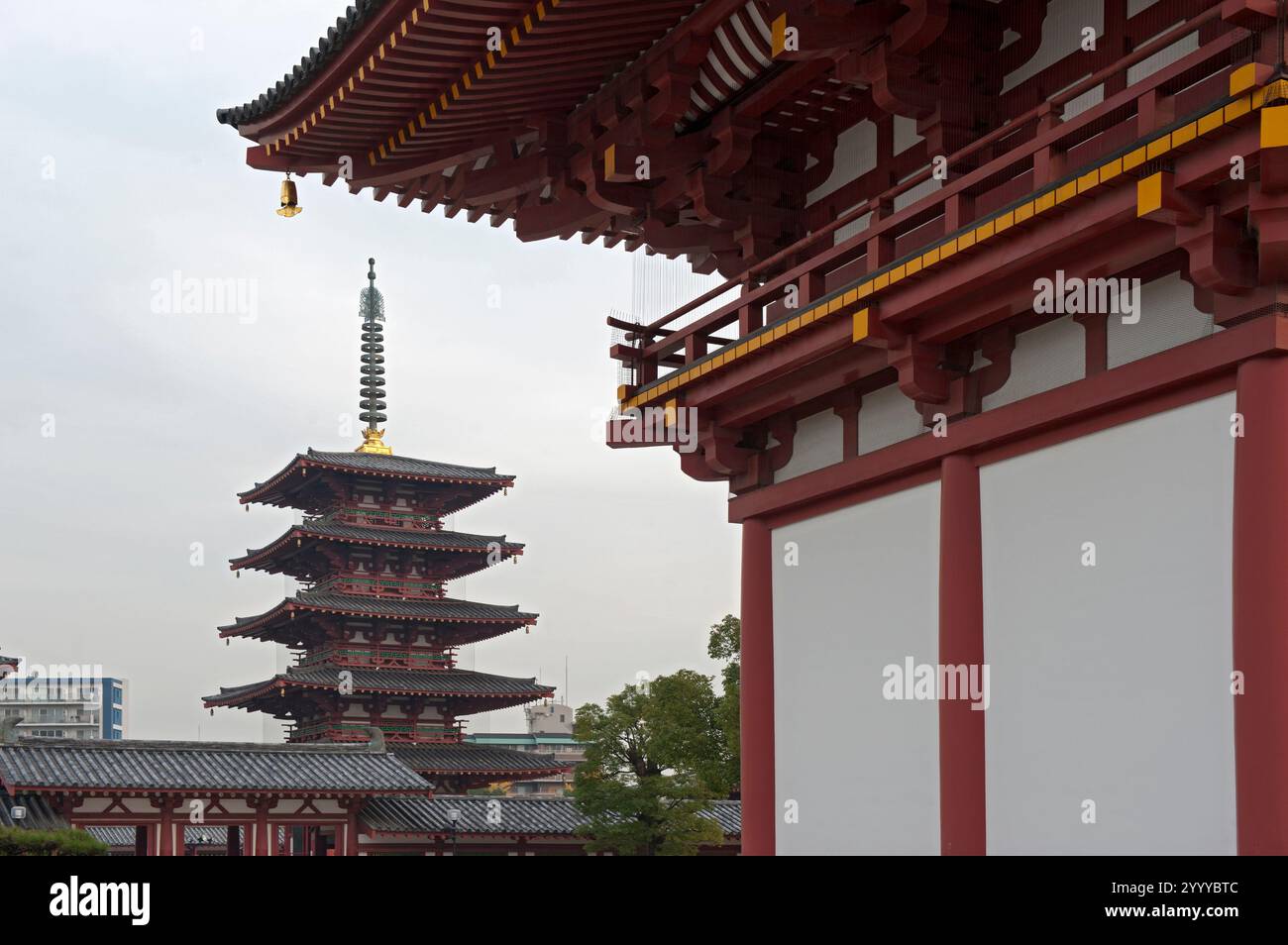 Der Shitennoji-Tempel, der erste buddhistische und älteste offiziell verwaltete Tempel Japans, mit einer 5-stöckigen Pagode, befindet sich im Tennoji-Bezirk von Osaka. Stockfoto