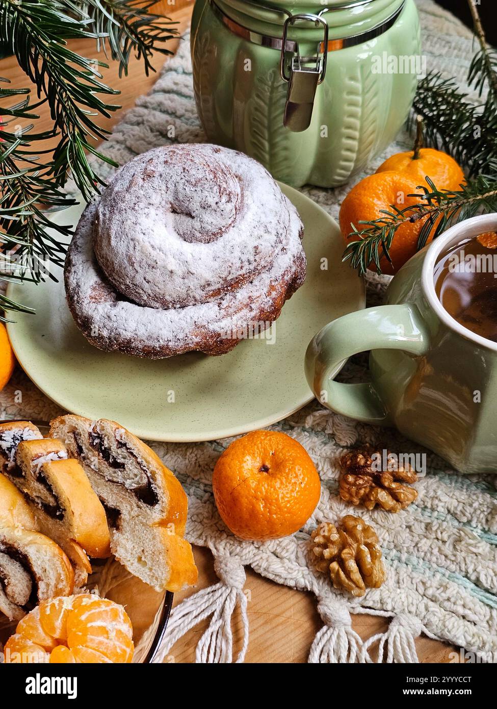 Duftendes Weihnachtsbacken auf einem Holztisch Stockfoto