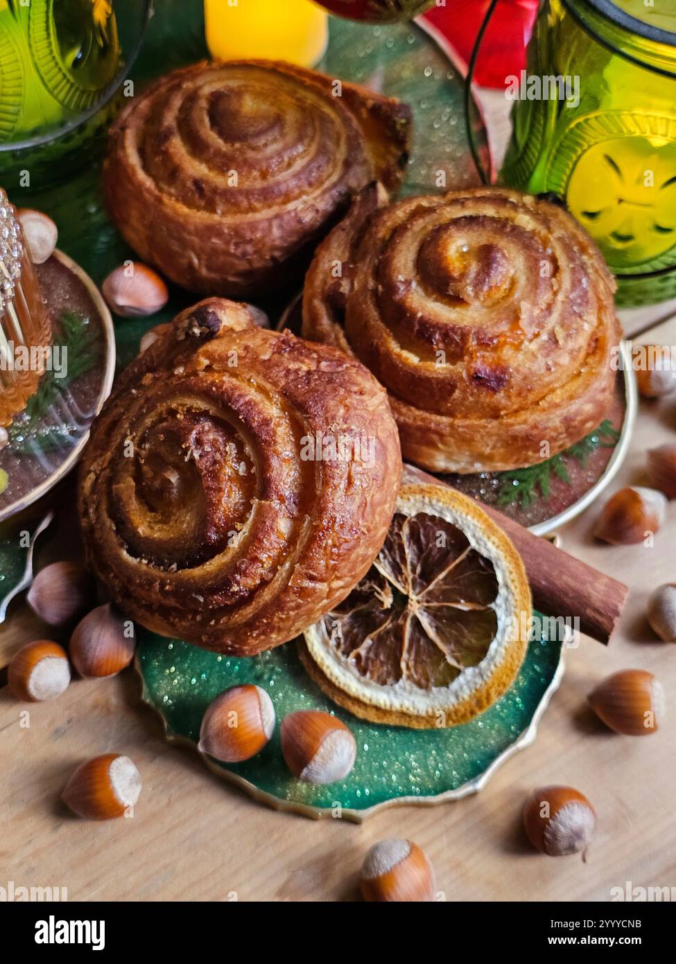 Zimtbrötchen mit Tee. Neujahr Stockfoto