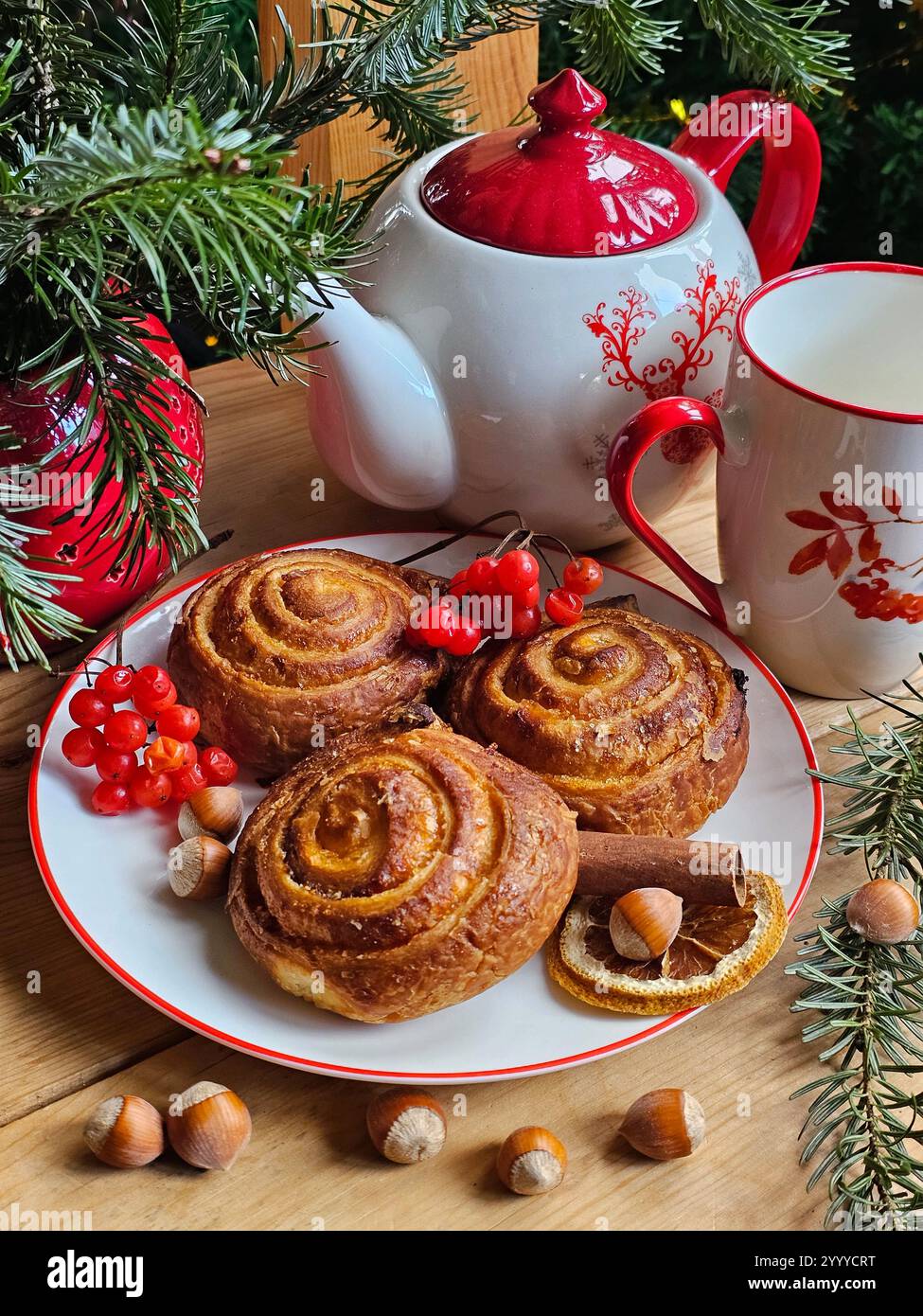 Zimtbrötchen mit Tee. Neujahr Stockfoto