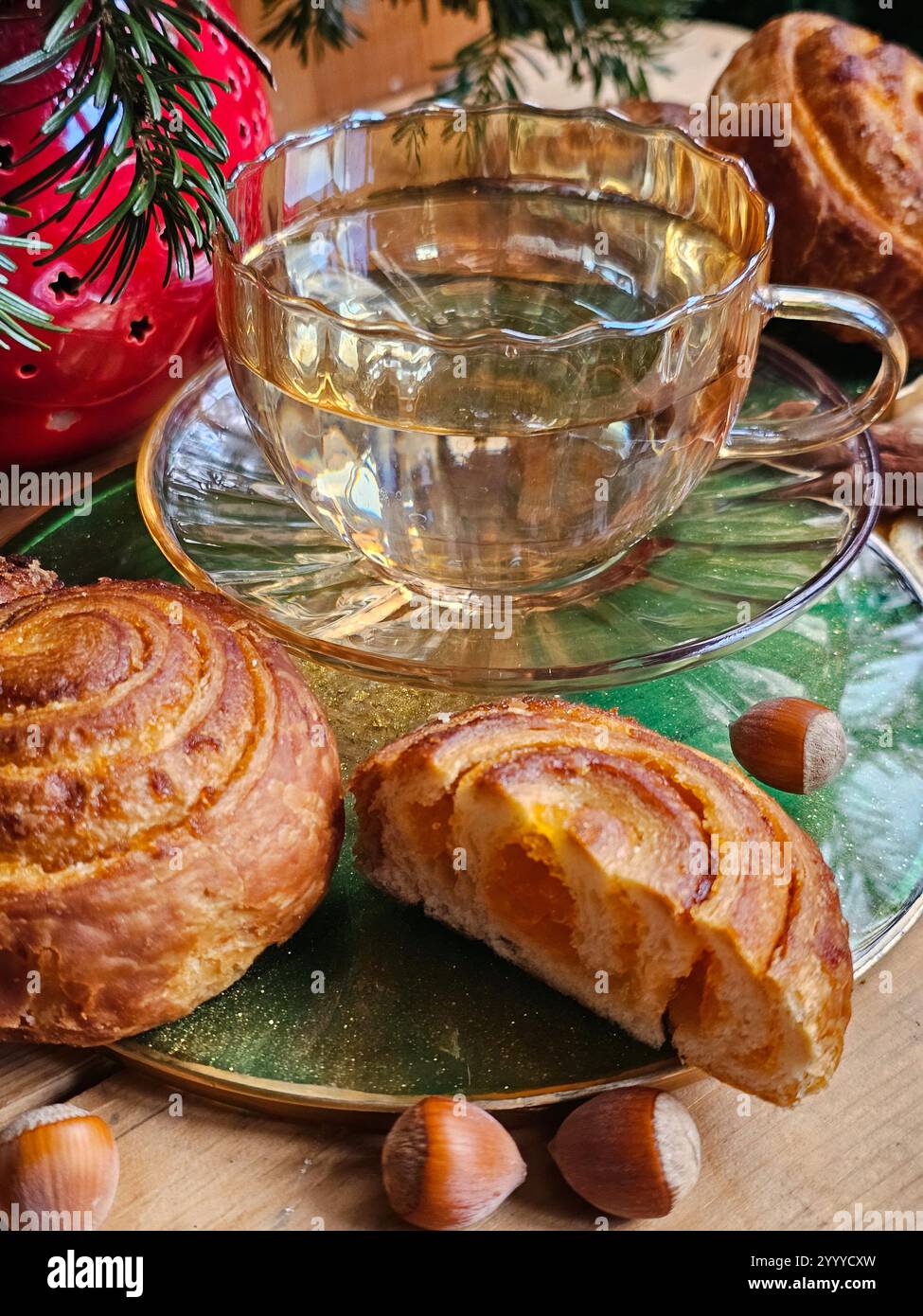 Zimtbrötchen mit Tee. Neujahr Stockfoto