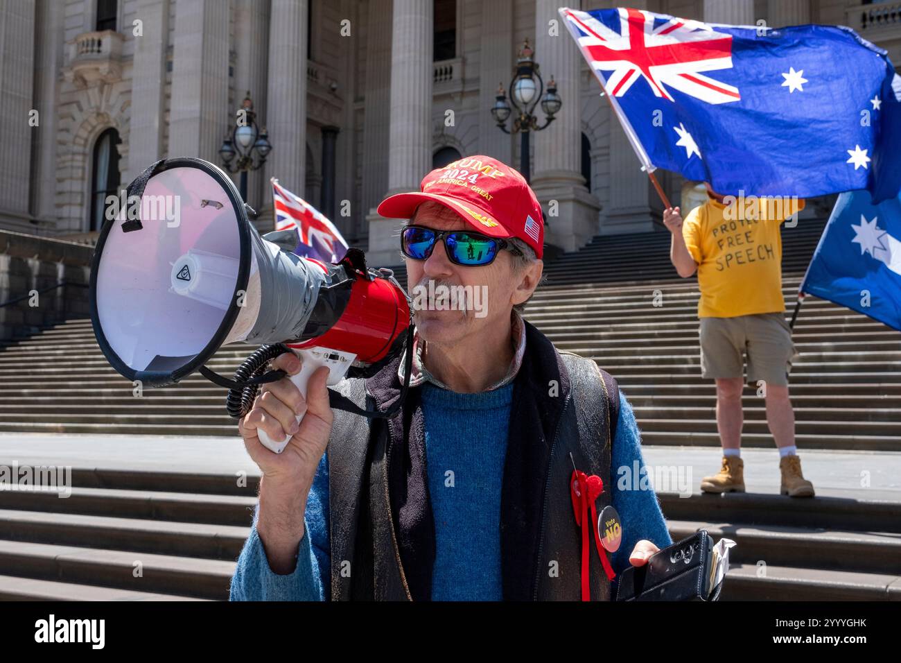 Demonstranten protestieren für freie Meinungsäußerung vor dem viktorianischen Parlamentsgebäude. Melbourne, Victoria, Australien Stockfoto