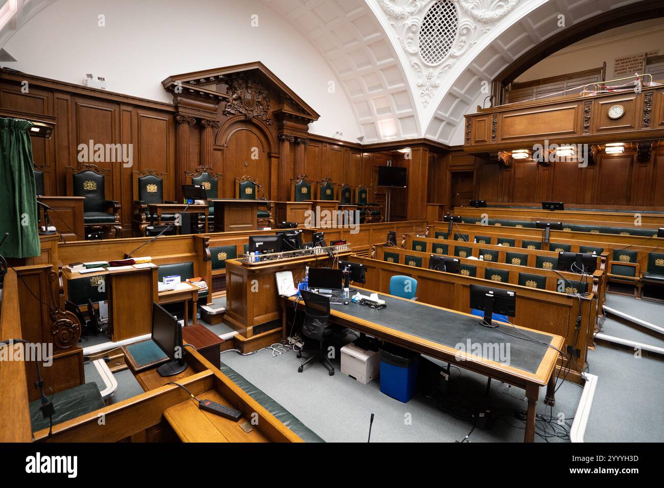 Bisher nicht erschienenes Foto vom 05/22 des Gerichts Nr. 1 im Old Bailey in London. Die Symptome der posttraumatischen Belastungsstörung (PTBS) nahmen um das Vierfache bei Menschen zu, die als Teil einer Scheinstudie beklagte Beweise erlebten, hat eine Studie festgestellt. Jurymitglieder sind „keine Roboter“ und sollten Zugang zu spezieller Unterstützung haben, so Forscher. Sie forderten auch die umfassendere Einführung eines Pilotprogramms, das sechs kostenlose Beratungssitzungen für die Geschworenen am Crown Court anbietet, nachdem sie beunruhigende Beweise gehört haben. Ausgabedatum: Montag, 23. Dezember 2024. Stockfoto