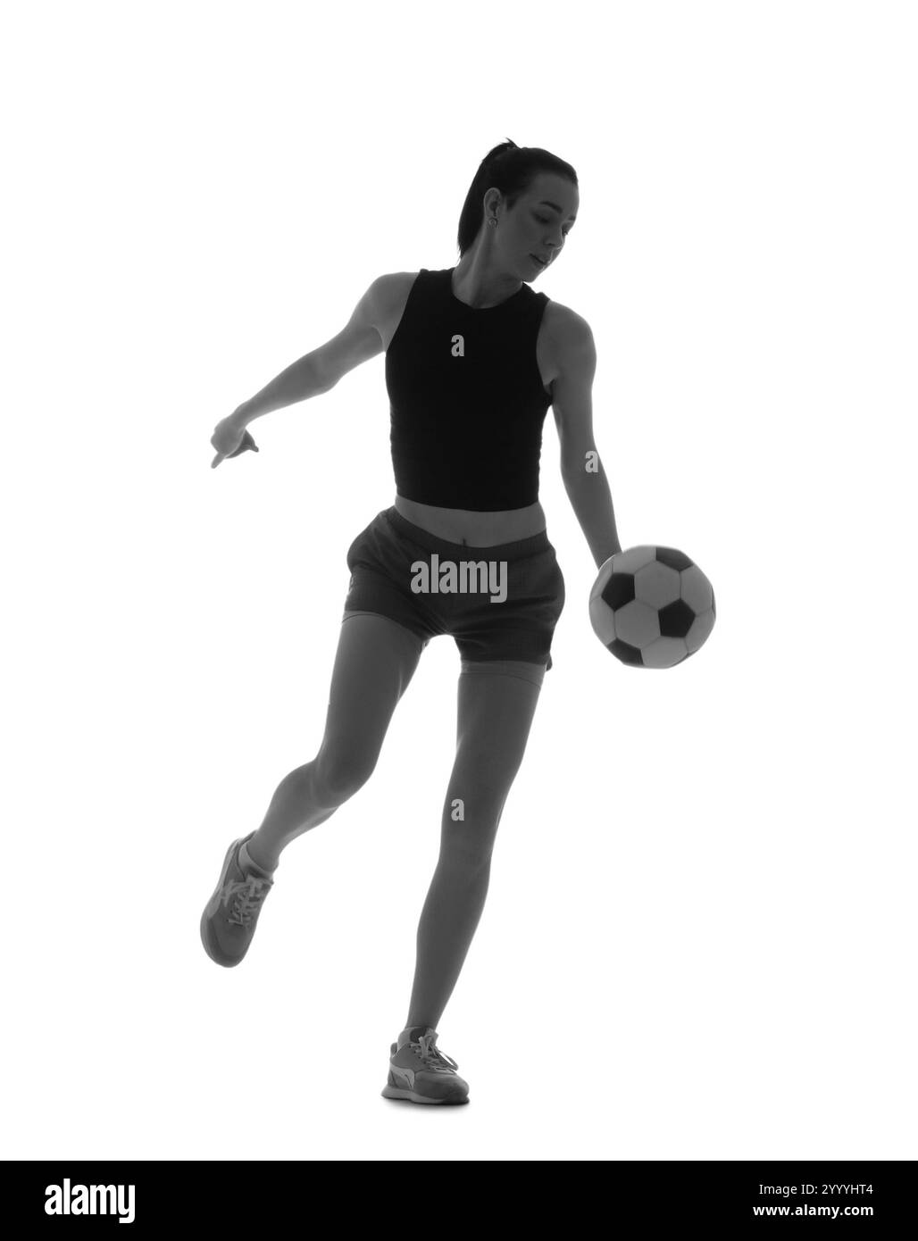 Silhouette einer jungen sportlichen Frau mit Fußball auf weißem Hintergrund Stockfoto