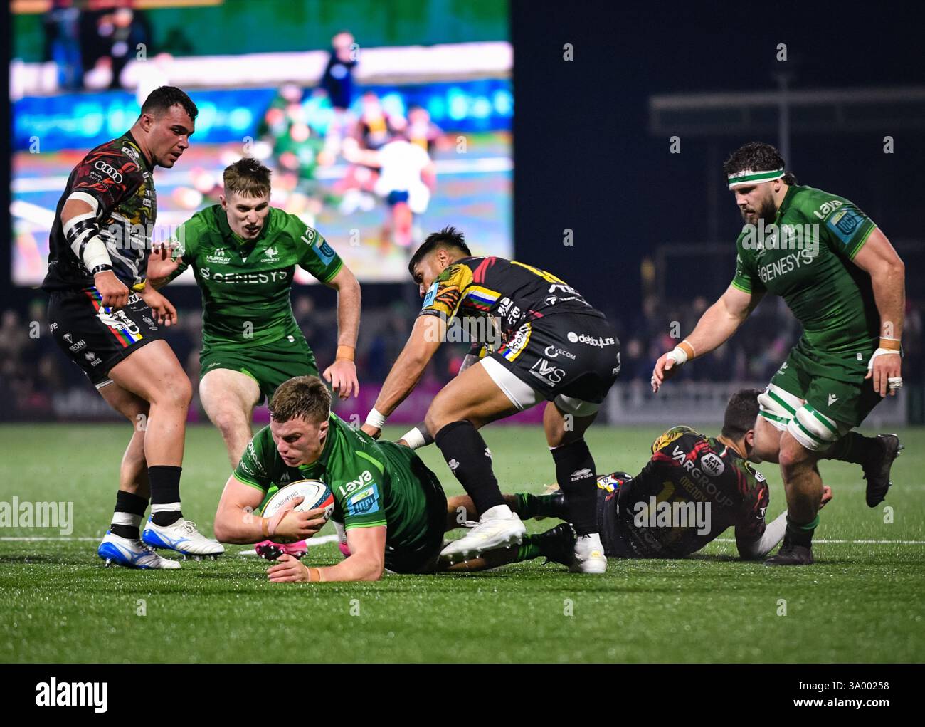 Galway, Irland. März 2025. Connachts Cian Prendergast wird während des Spiels der BKT United Rugby Championship Runde 12 zwischen Connacht und Benetton Rugby im Dexcom Stadium in Galway, Irland, gespielt Stockfoto