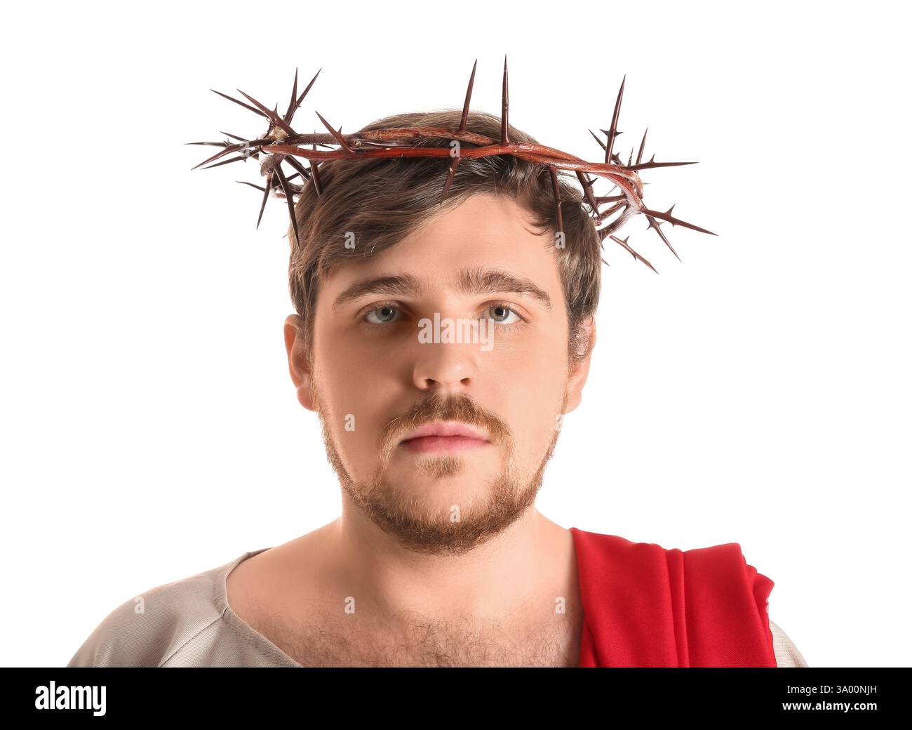 Mann in Jesusgewand und Dornenkrone auf weißem Hintergrund Stockfoto