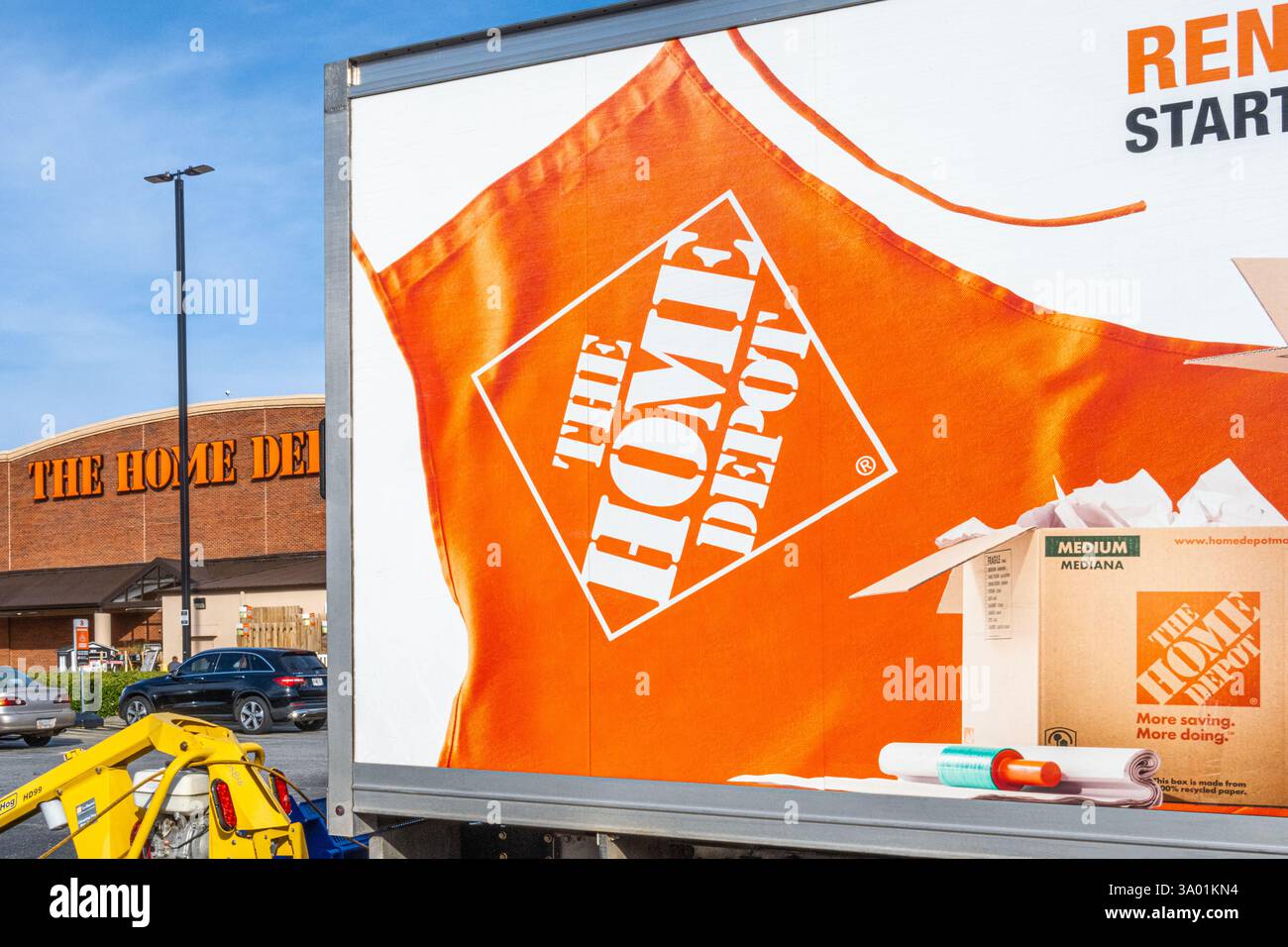Das Home Depot Geschäft in Snellville, Georgia, mit einem Home Depot Verleih Umzugswagen. (USA) Stockfoto