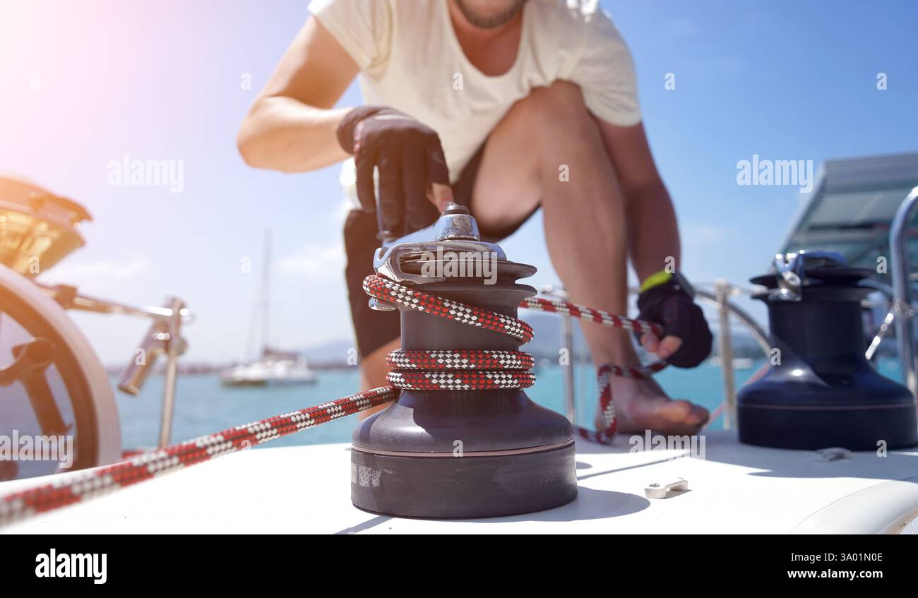 Ein Mann mit weißem Hut arbeitet auf einem Schiff Stockfoto