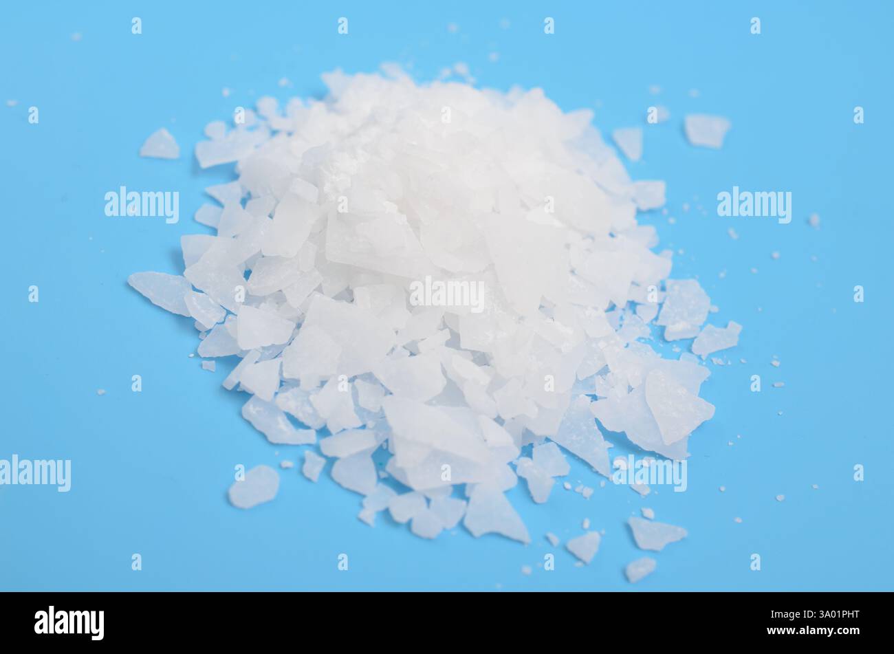 Magnesiumchlorid ist eine anorganische Verbindung mit der Formel MgCl2 Stockfoto Magnesiumchlorid ist eine anorganische Verbindung mit der Formel MgCl2 Stockfoto