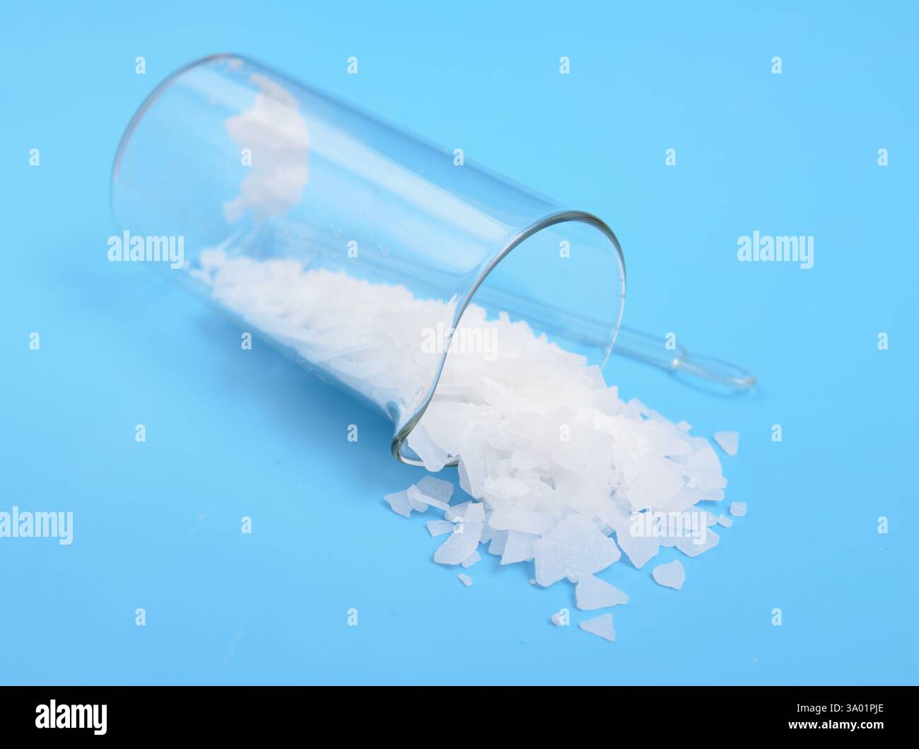 Magnesiumchlorid ist eine anorganische Verbindung mit der Formel MgCl2 Stockfoto Magnesiumchlorid ist eine anorganische Verbindung mit der Formel MgCl2 Stockfoto