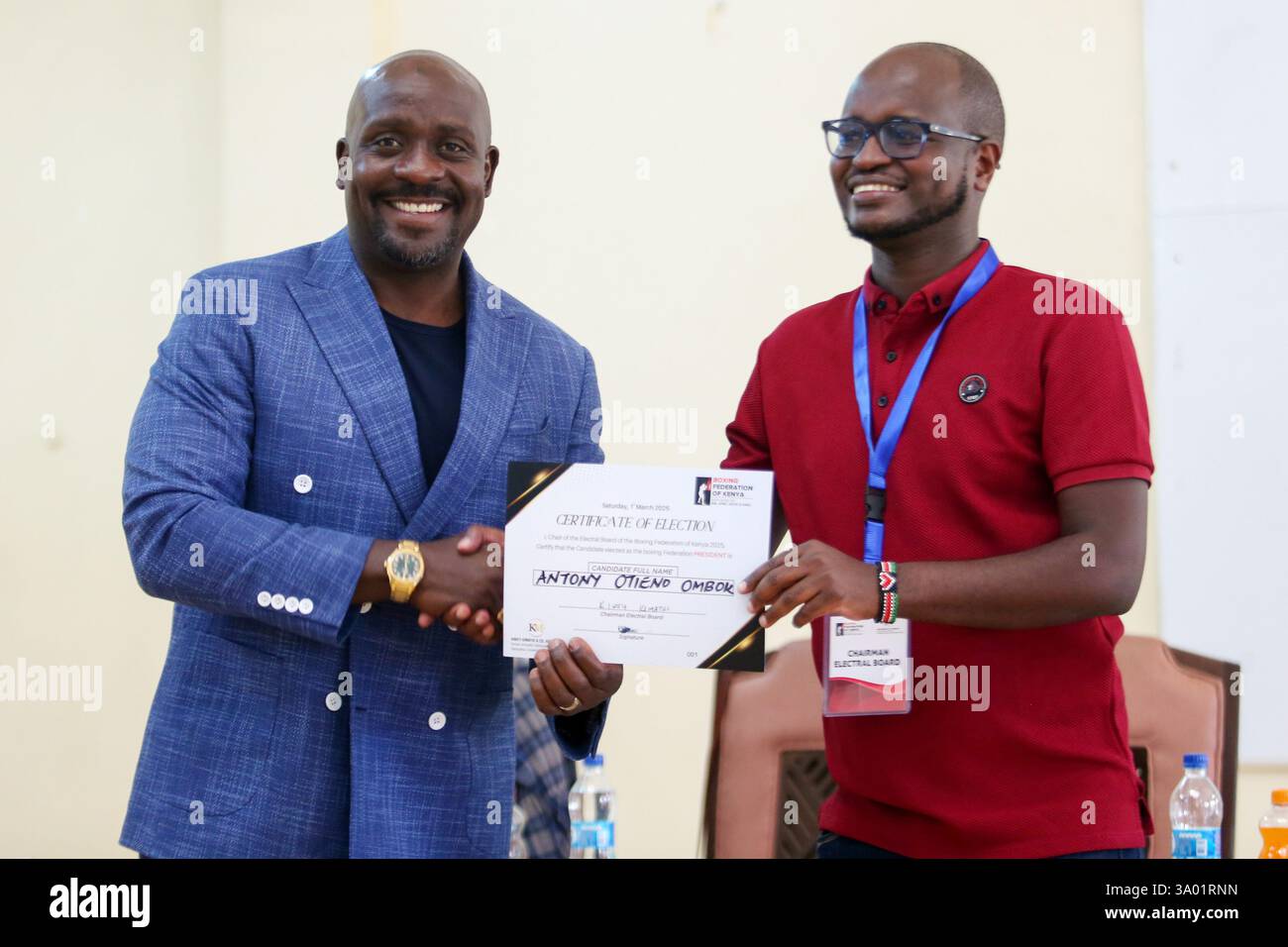 NAIROBI, KENIA – 1. MÄRZ: Wahlvorstand des Boxing Federation of Kenya Wahlausschusses Kinothi Kimathi (rechts) übergibt Wahlurkunde an Boxing Stockfoto