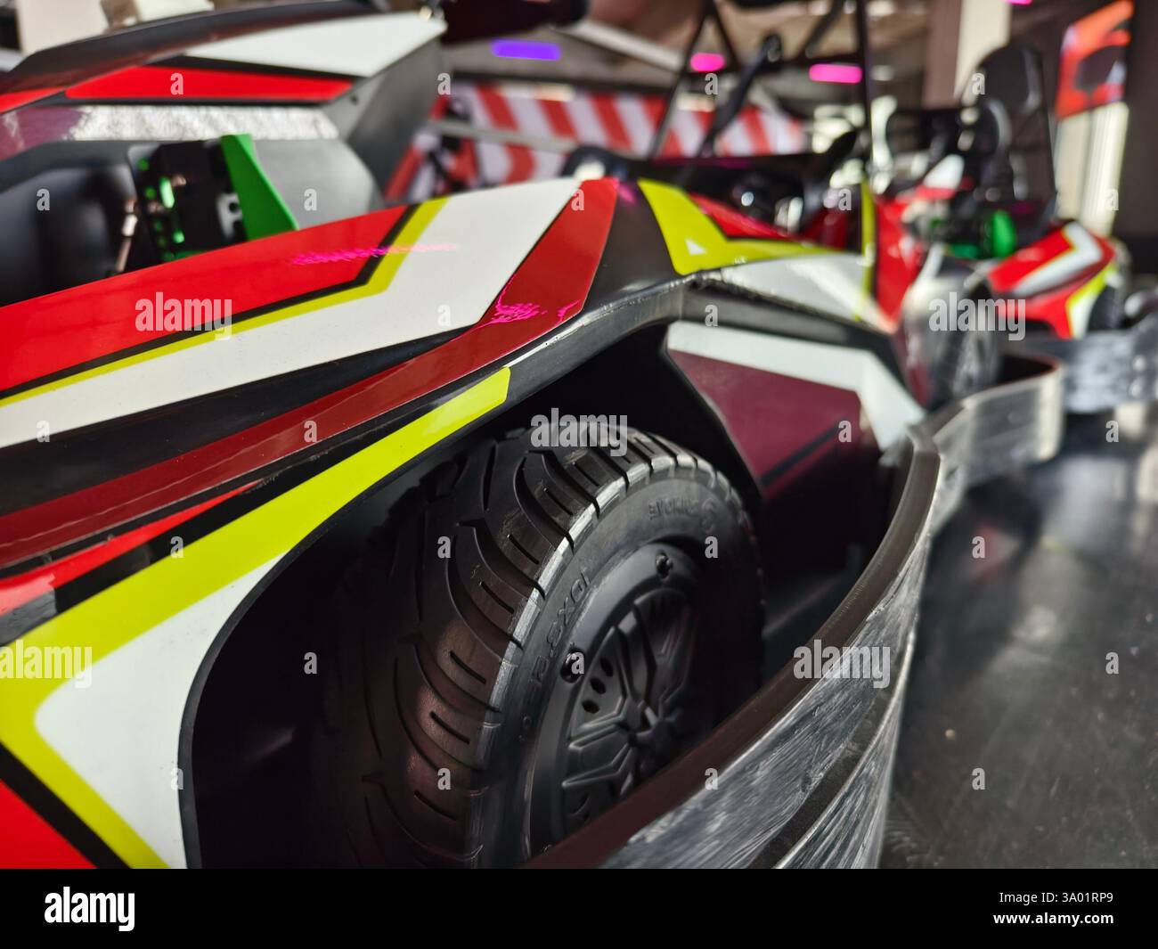 Neue Elektro-Gokarts auf der modernen Indoor-Rennstrecke Stockfoto