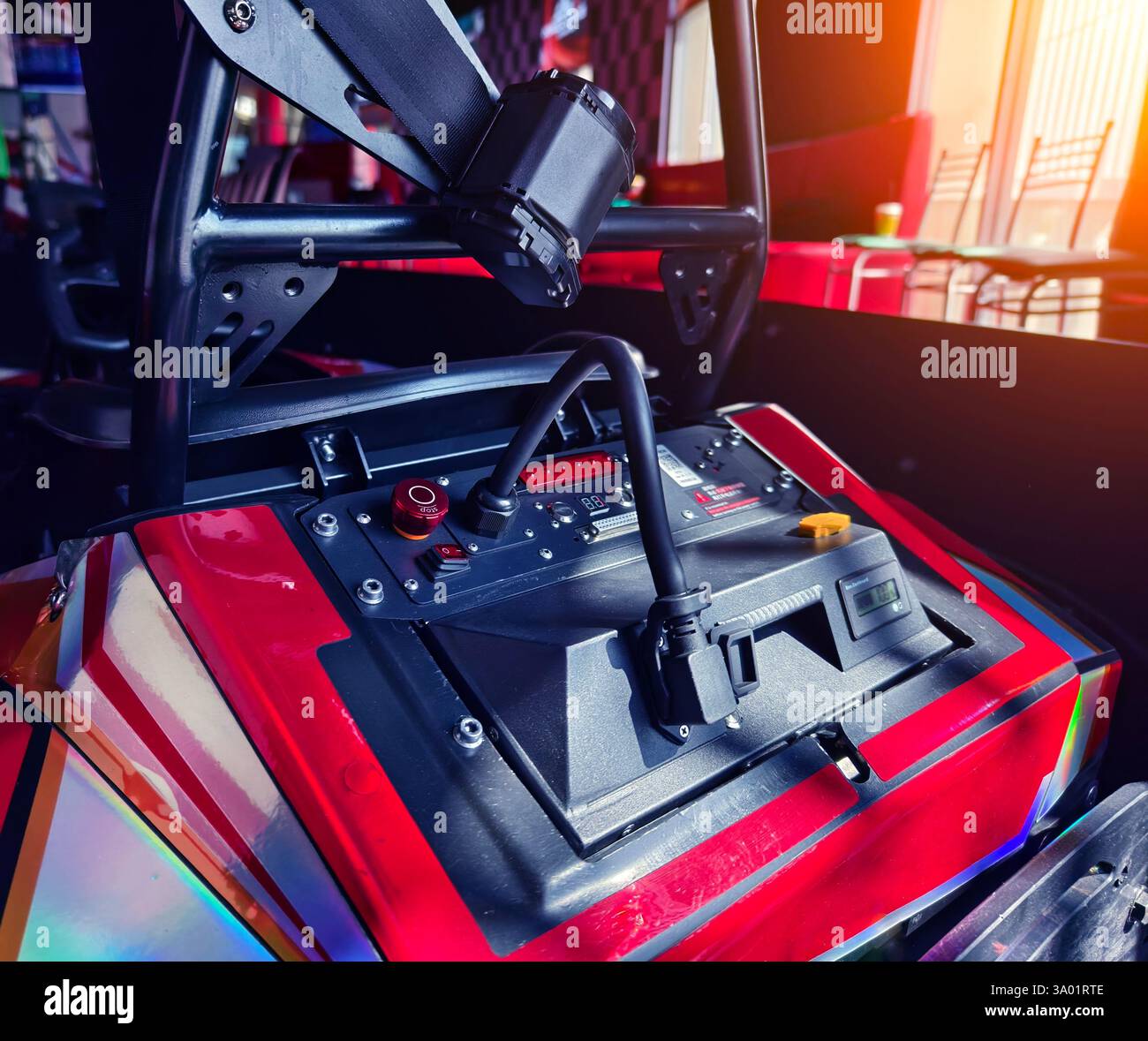 Neue Elektro-Gokarts auf der modernen Indoor-Rennstrecke Stockfoto