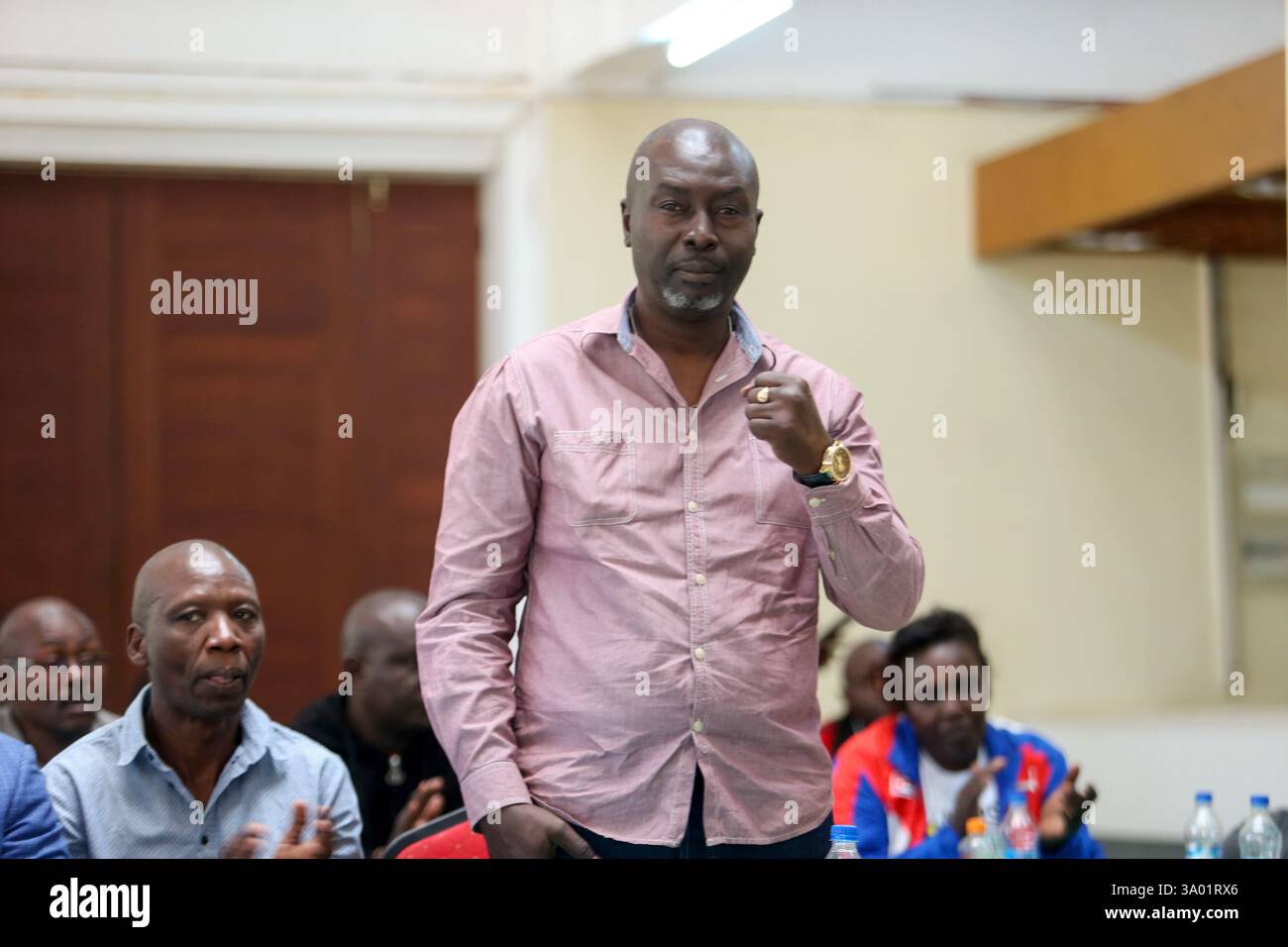 NAIROBI, KENIA – 1. MÄRZ: Boxing Federation of Kenia Musa Benjamin Advertising wird zum Schatzmeister im Moi International Sports Centre in Kasaran gewählt Stockfoto