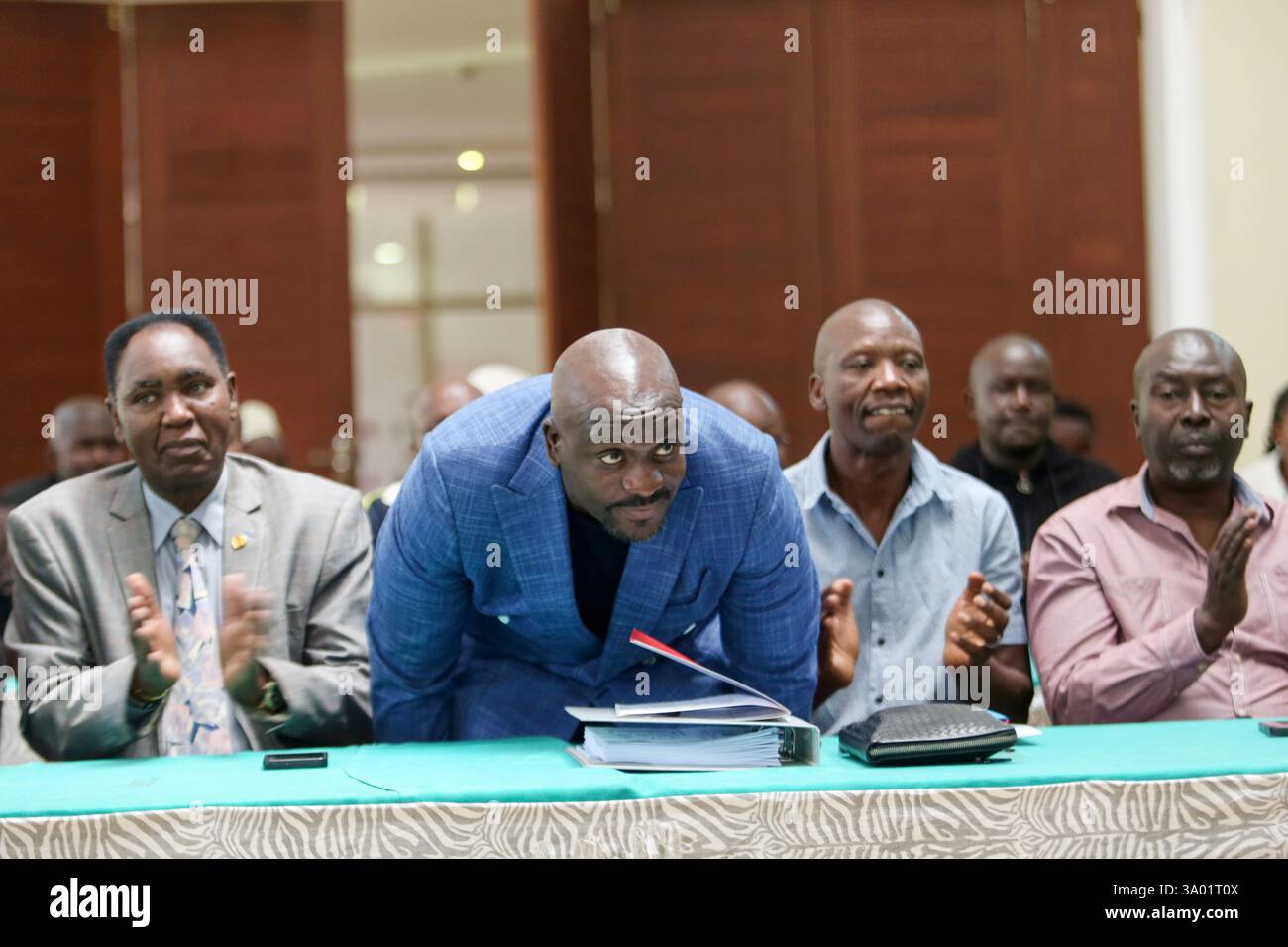 NAIROBI, KENIA – 1. MÄRZ: Der Präsident des Boxverbandes von Kenia, Anthony Otieno Ombok Advertising, wird im Moi International Sports Centr gewählt Stockfoto