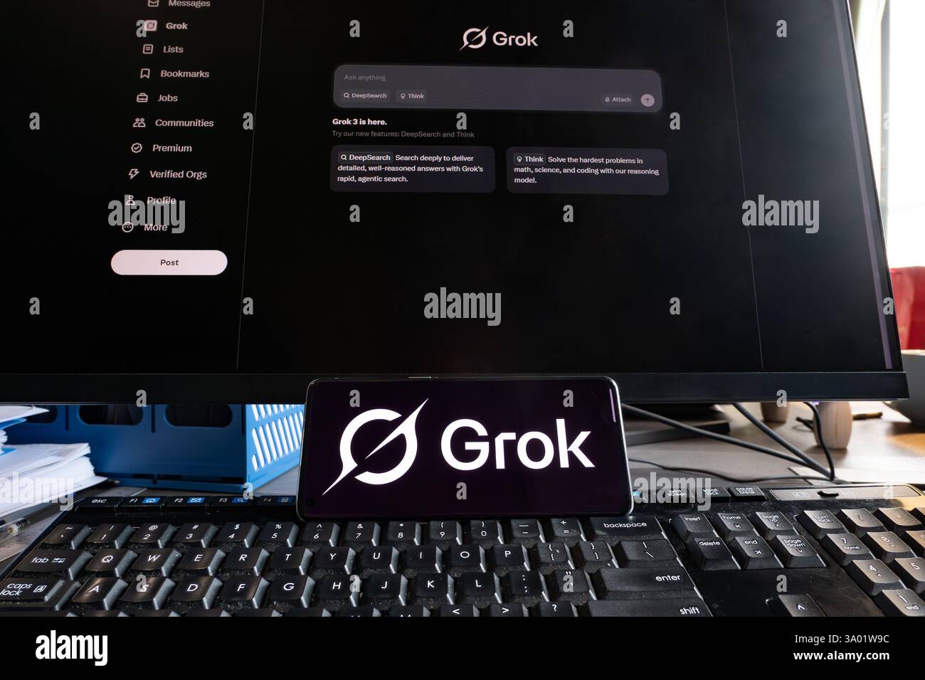 ZHONGSHAN China-28.Februar 2025: Ein Handy mit Grok-Logo vor der Grok 3-Website im Büro in horizontaler Komposition. Stockfoto