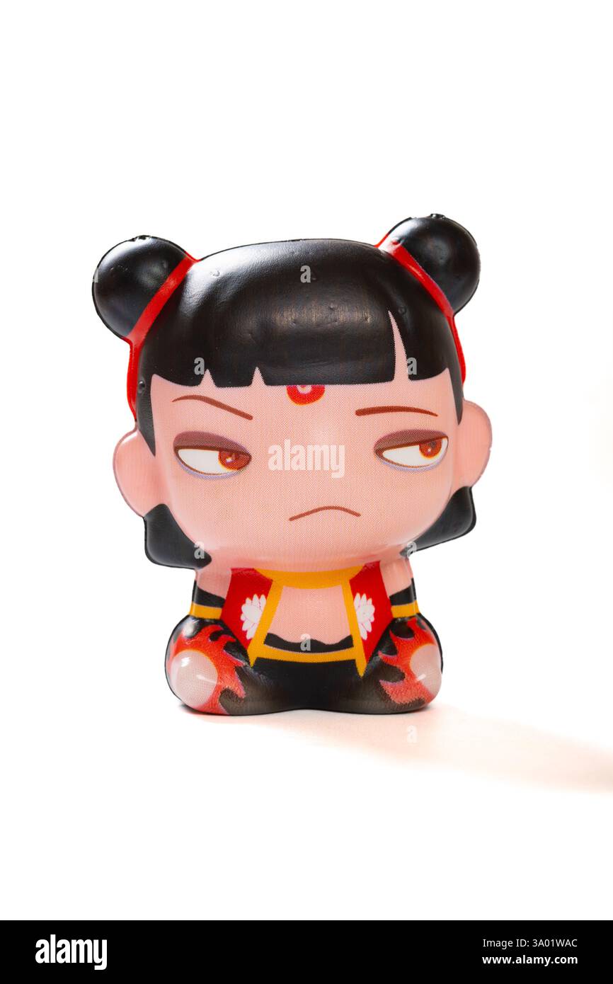 Zhongshan Guangdong China-17. Februar 2025: Nezha Puppe auf weiß in vertikaler Komposition, der Protagonist des Films NeZha 2, ein Film, der bisher m erreicht Stockfoto