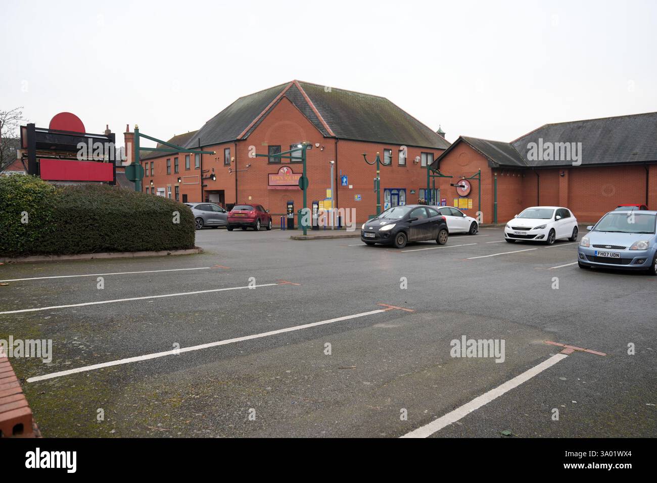 Parkplatz Syston Town Square in Leicestershire. Euro-Parkplätze wurden beschuldigt, ungerechtfertigte Hunderte von Pfund von Fahrern verlangt zu haben, die sagen, dass ihre "fehlerhaften" Fahrkartenautomaten ihre Fahrzeugregistrierungen falsch erfasst haben. Betroffene Autofahrer behaupten, dass sie von der privaten Parkgesellschaft „gemobbt“ werden, obwohl sie Tickets für den Parkplatz in Leicestershire gekauft haben. Bilddatum: Mittwoch, 19. Februar 2025. Stockfoto