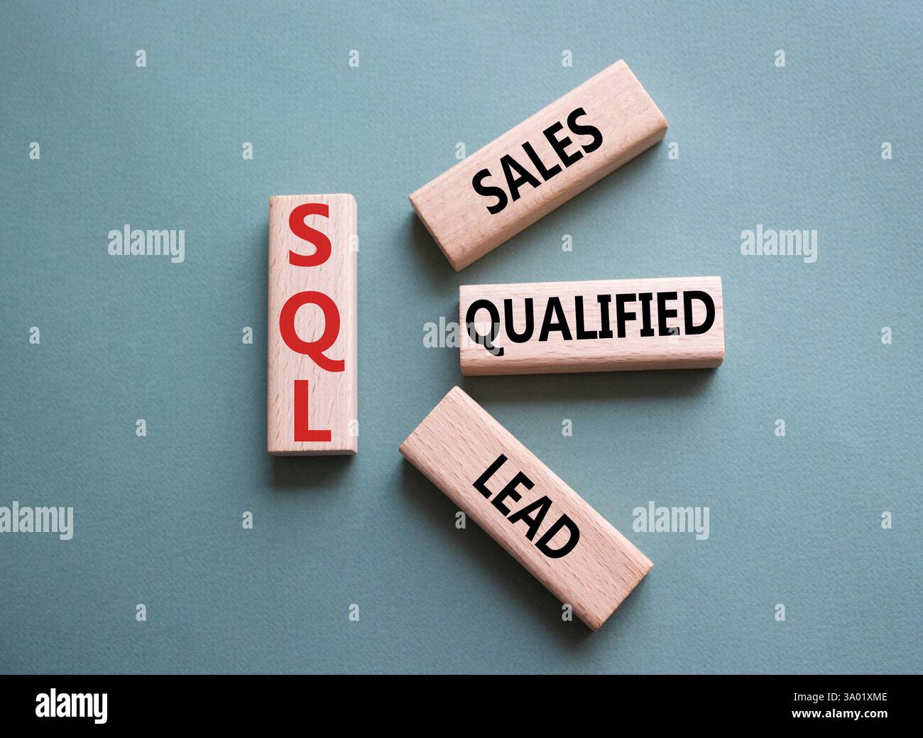 SQL - qualifizierter Lead für Vertrieb. Holzwürfel mit SQL-Wörtern. Wunderschöner graugrüner Hintergrund. Business- und SQL-Konzept. Kopierbereich. Stockfoto
