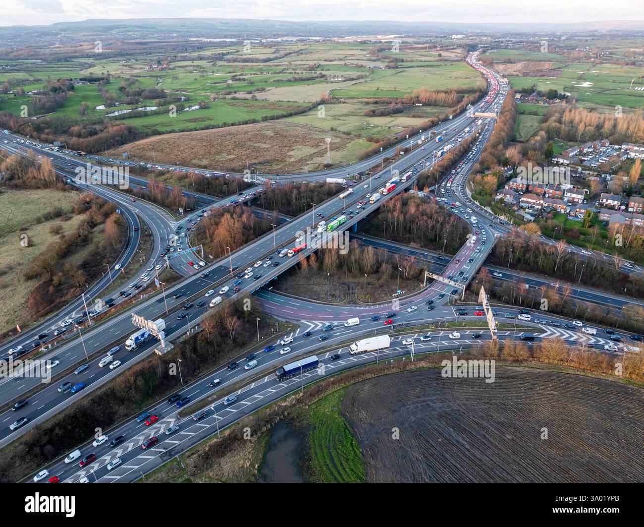 Luftbild über den Kreisverkehr der Kreuzung 18 (Simister Island) der äußeren Ringstraße Manchester M60 am Abend. Stockfoto