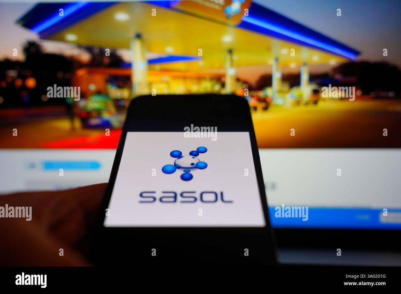 Roosendaal, Niederlande - 1. März 2025: Ein Mobiltelefon mit dem Logo von Sasol, mit der Website des Unternehmens im Hintergrund. Stockfoto