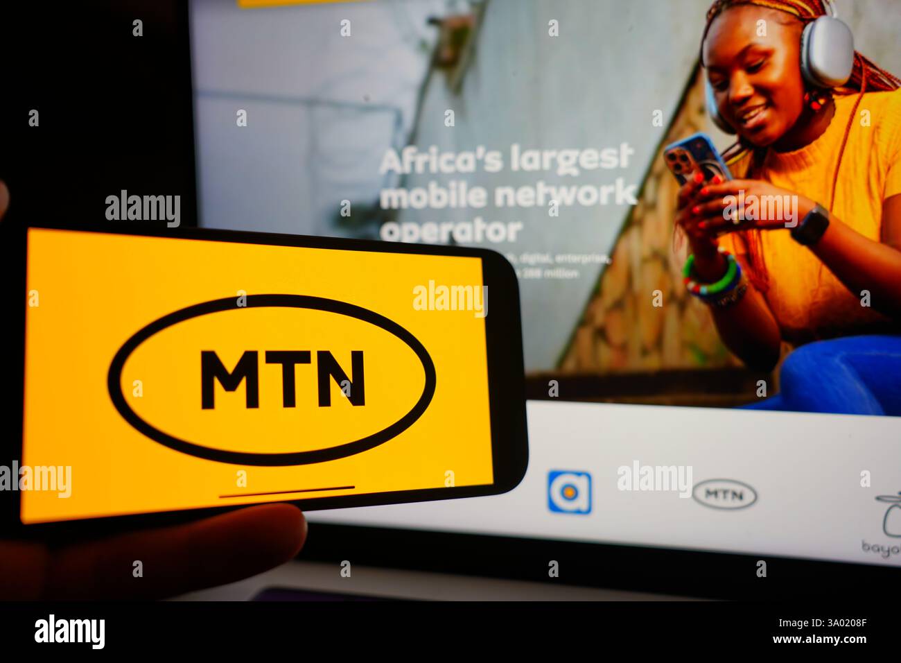 Roosendaal, Niederlande - 1. März 2025: Ein Mobiltelefon mit dem Logo der MTN Group und der Website des Unternehmens im Hintergrund. Stockfoto