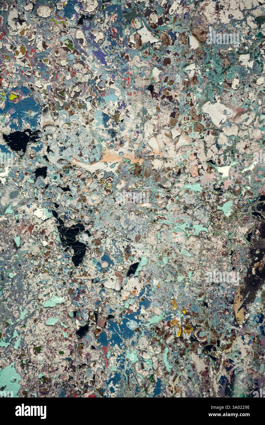 Detaillierte abstrakte Textur einer veralteten und verwitterten Oberfläche mit abblätternder Farbe in Erd- und Blautönen. Perfekt für digitale Kunst, Hintergründe, an Stockfoto