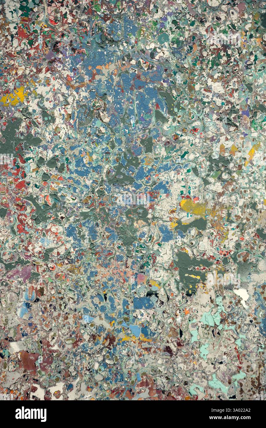 Lebendige abstrakte Textur mit Schichten von rissiger und abblätternder Farbe in Blau-, Grün- und Erdtönen. Ein perfekter künstlerischer Hintergrund für d Stockfoto