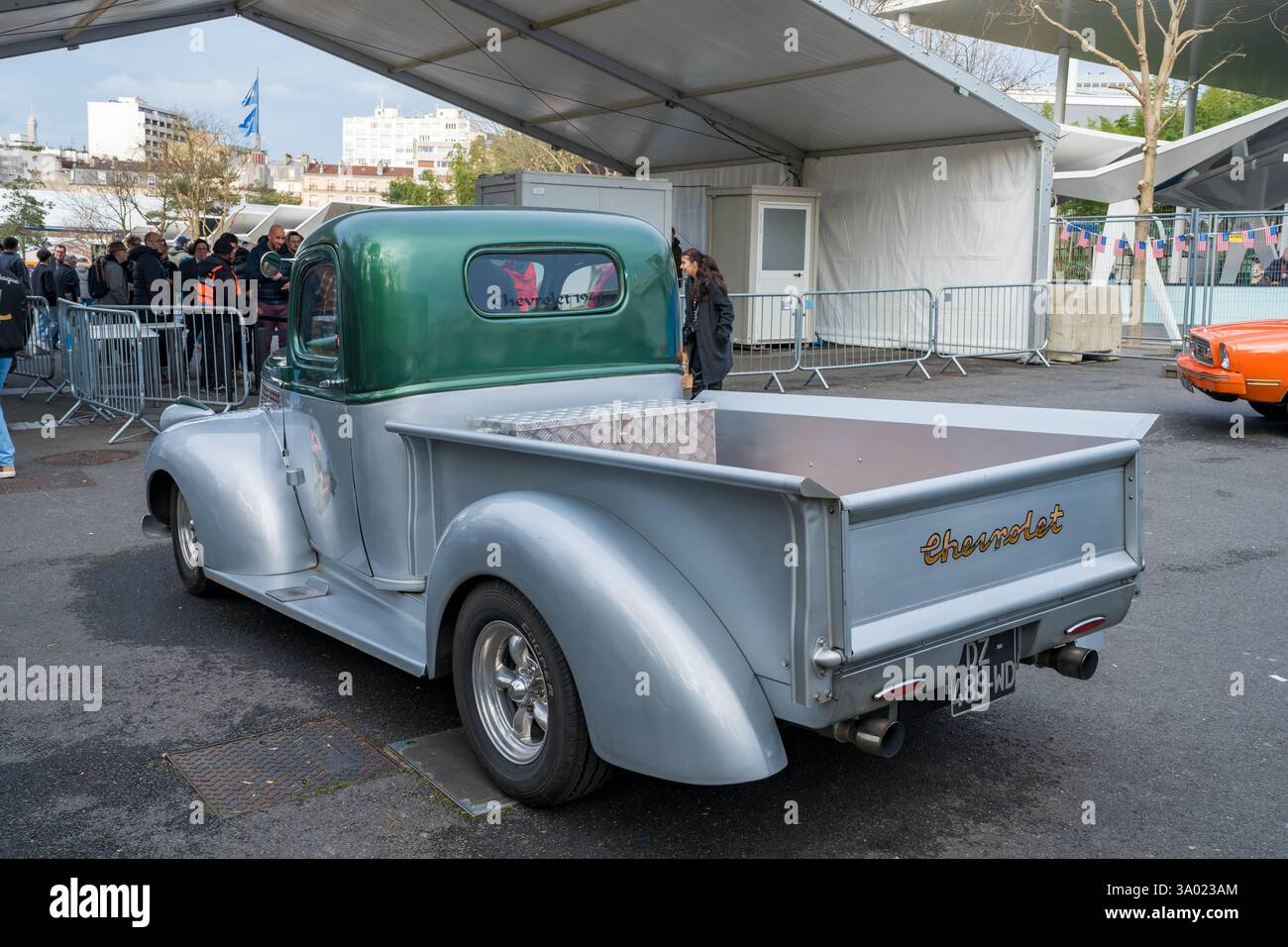 Der Vintage Chevrolet Truck präsentiert Retro-Design bei einer lebhaften Automobilveranstaltung im Herzen der Stadt Stockfoto