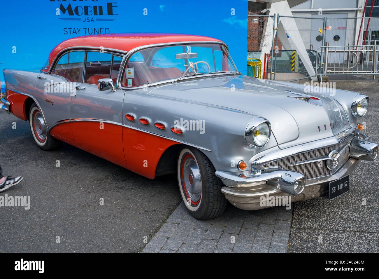 Der Oldtimer präsentiert sich auf der Auto-Show in der Stadt unter strahlendem Sonnenlicht mit zeitlosem Design Stockfoto